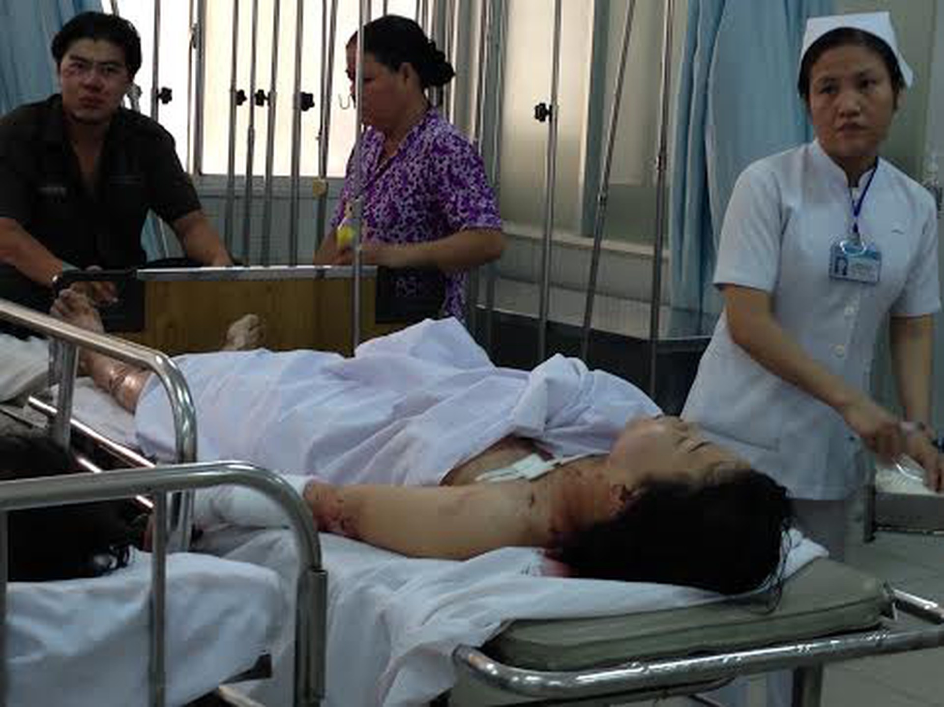 C&aacute;c b&aacute;c sĩ đang sơ cứu cho chị Trinh