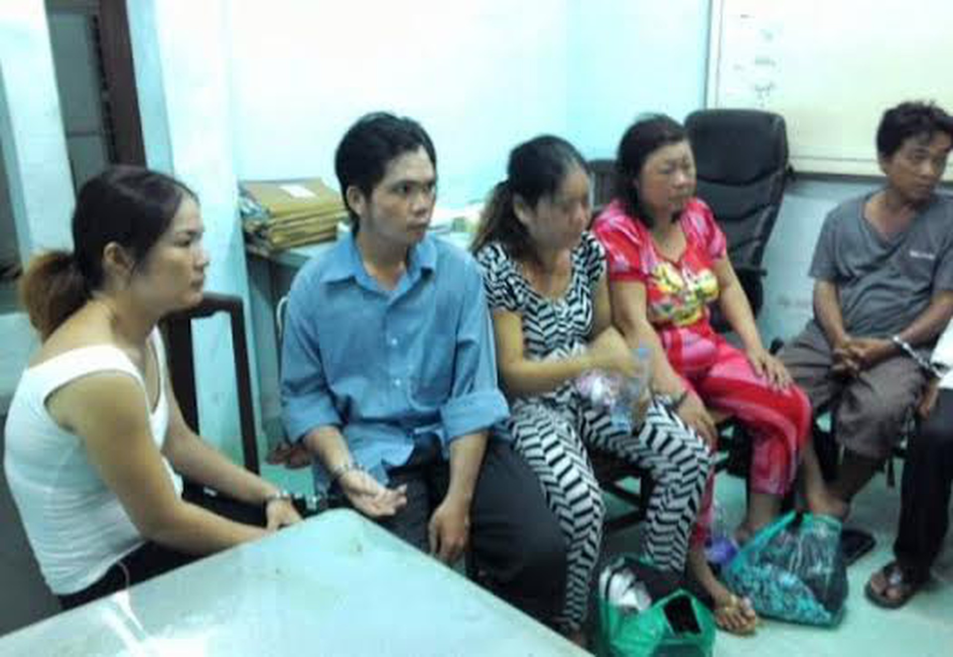 Băng cướp do H&ugrave;ng cầm đầu c&ugrave;ng tang vật tại c&ocirc;ng an