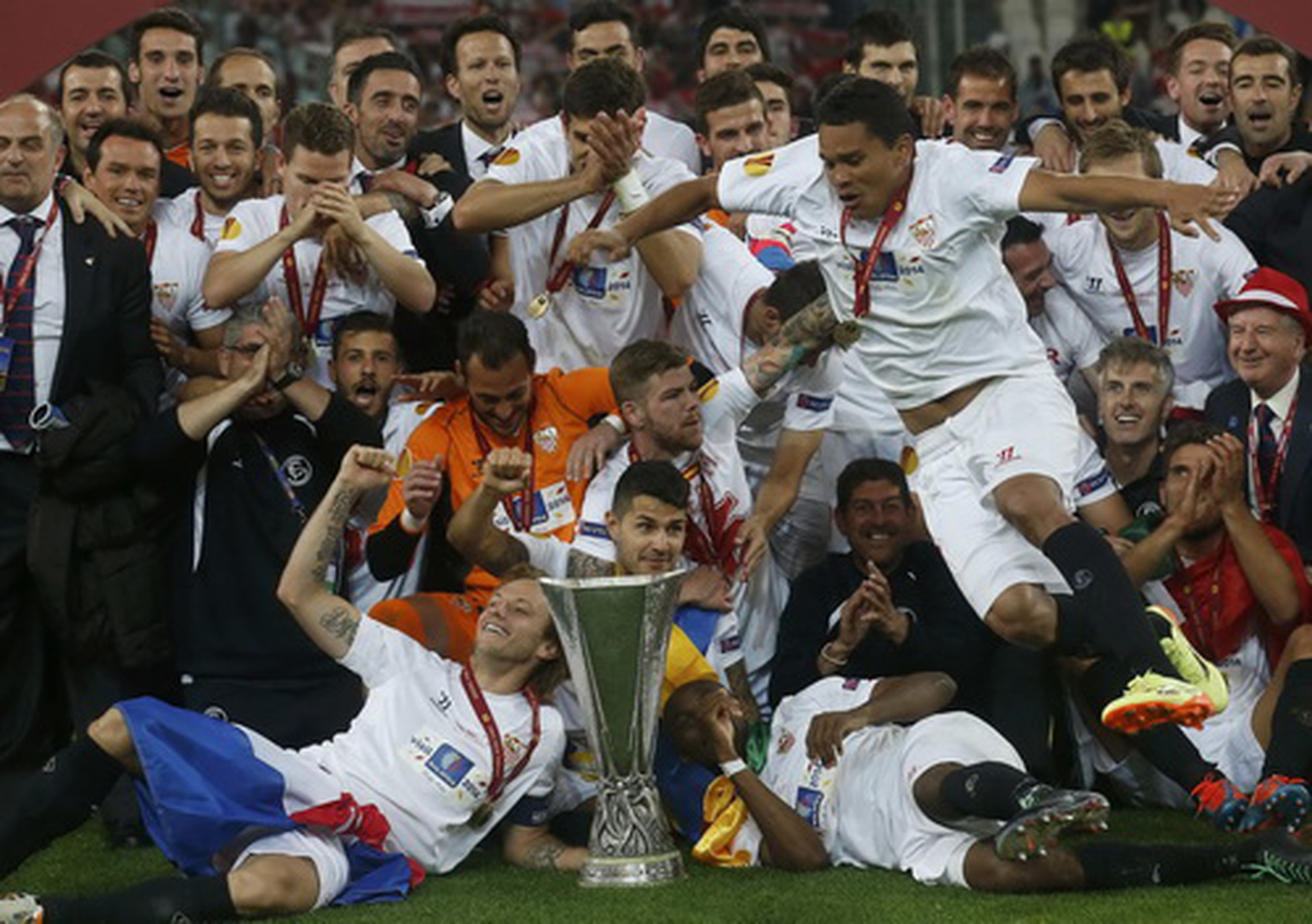 Sevilla lần thứ ba v&ocirc; địch Europa League