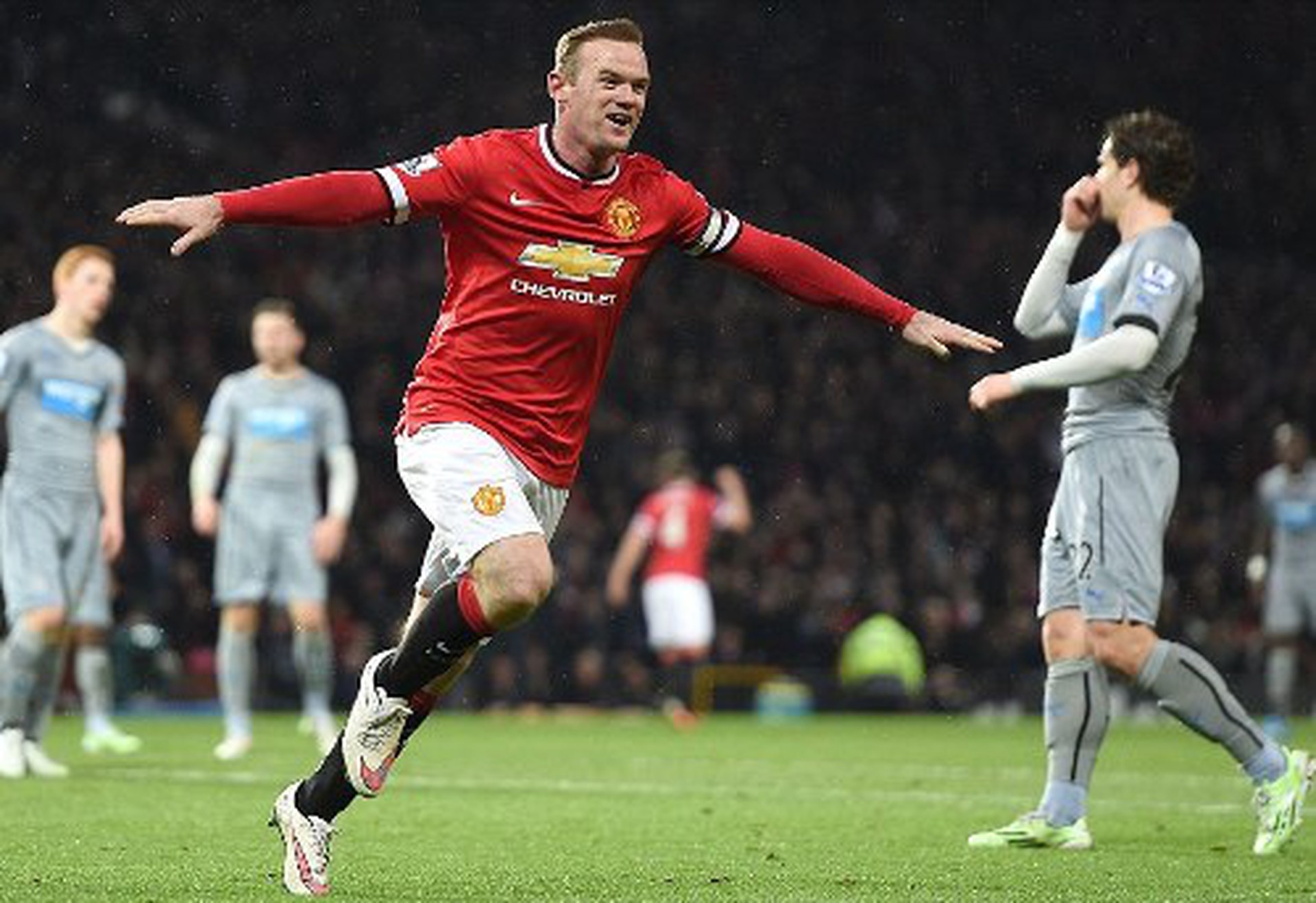 Rooney ghi b&agrave;n từ pha bứt tốc kh&oacute; tin