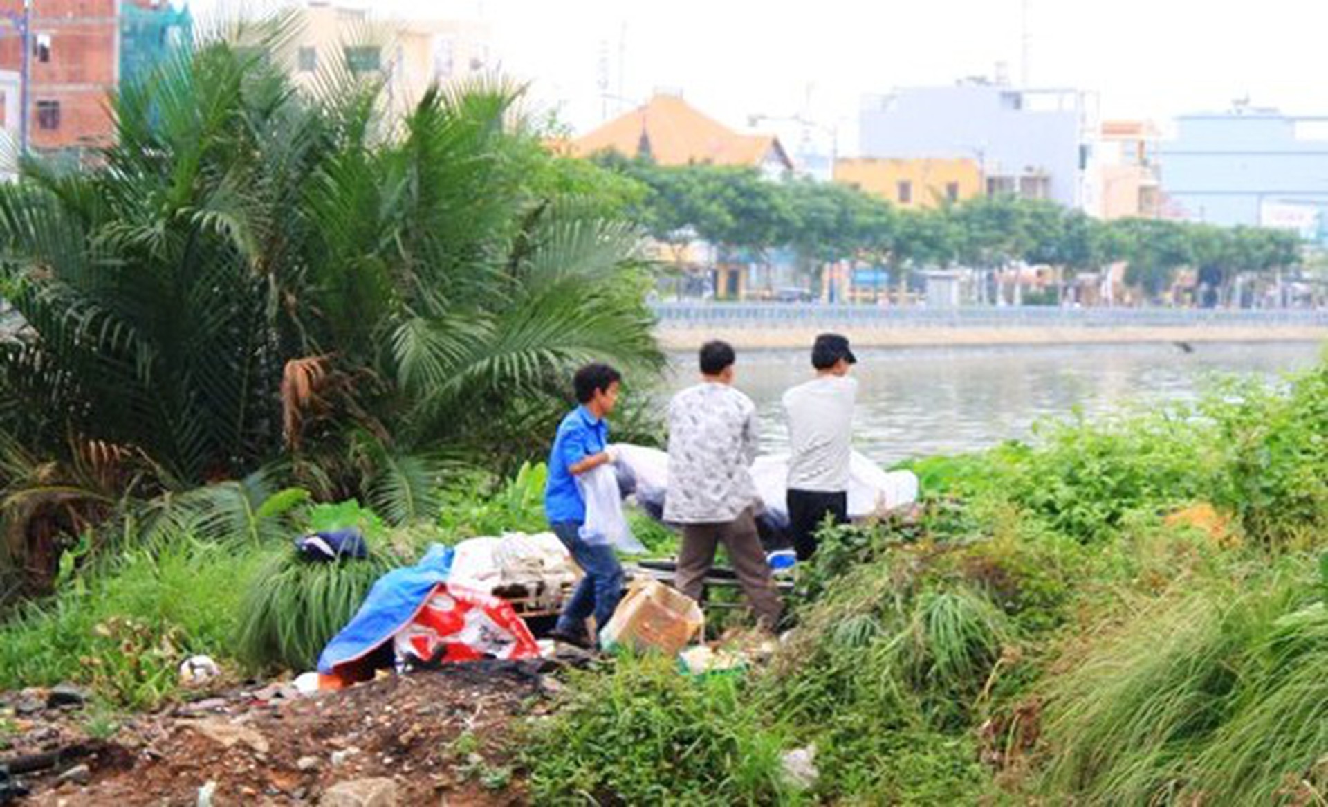 X&aacute;c chết tr&ocirc;i tấp v&agrave;o b&atilde;i lau sậy gần cầu, được người d&acirc;n vớt đưa l&ecirc;n bờ v&agrave;o s&aacute;ng 30-5.