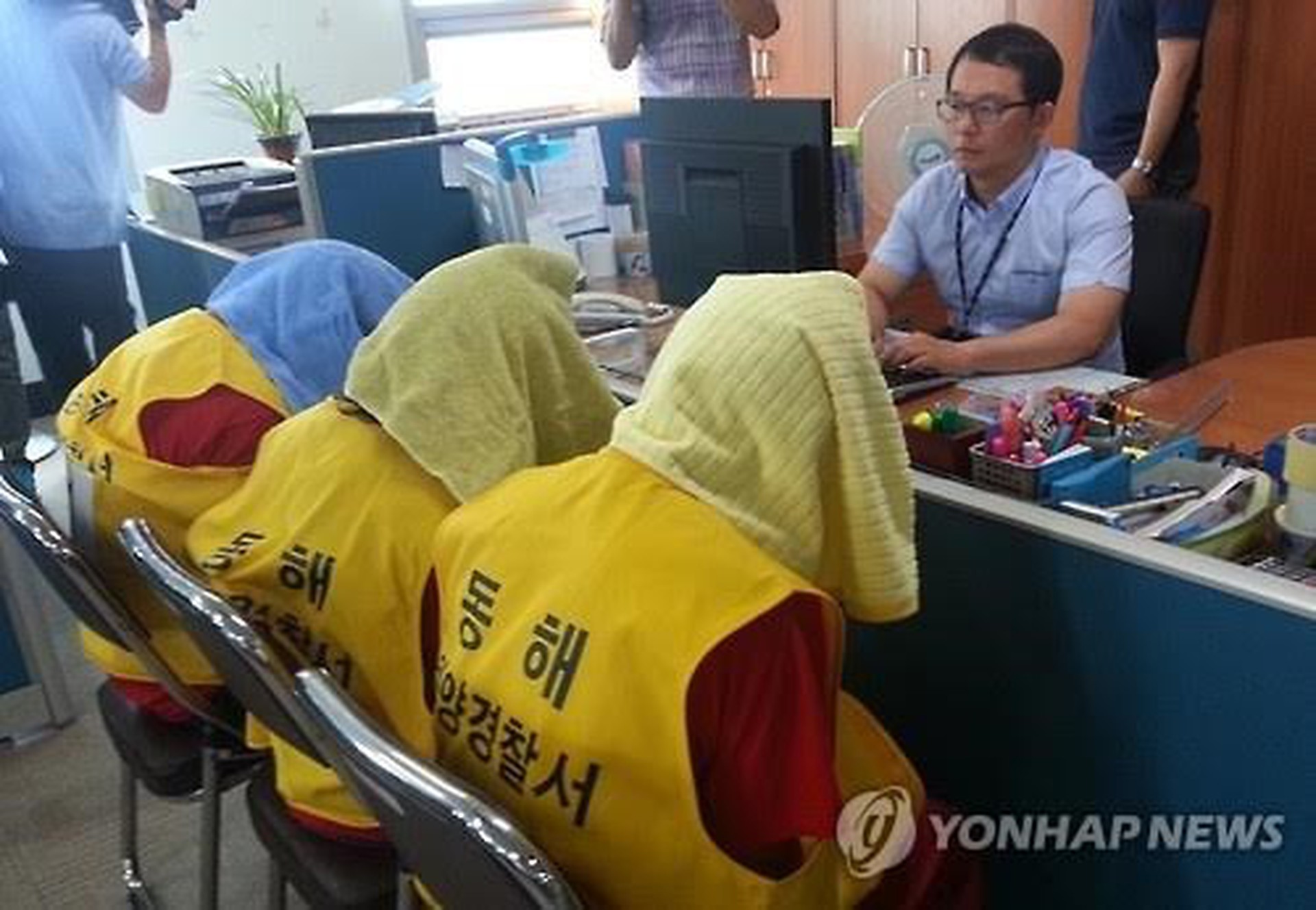C&aacute;c nghi phạm người Indonesia tại cơ quan cảnh s&aacute;t H&agrave;n Quốc. Ảnh: Yonhap