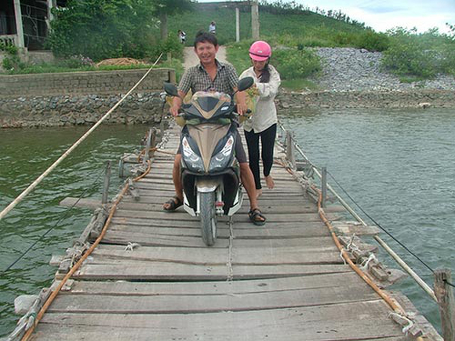 Hằng ng&agrave;y, người d&acirc;n th&ocirc;n Thuận H&ograve;a phải mạo hiểm qua cầu phao đ&atilde; xuống cấp
