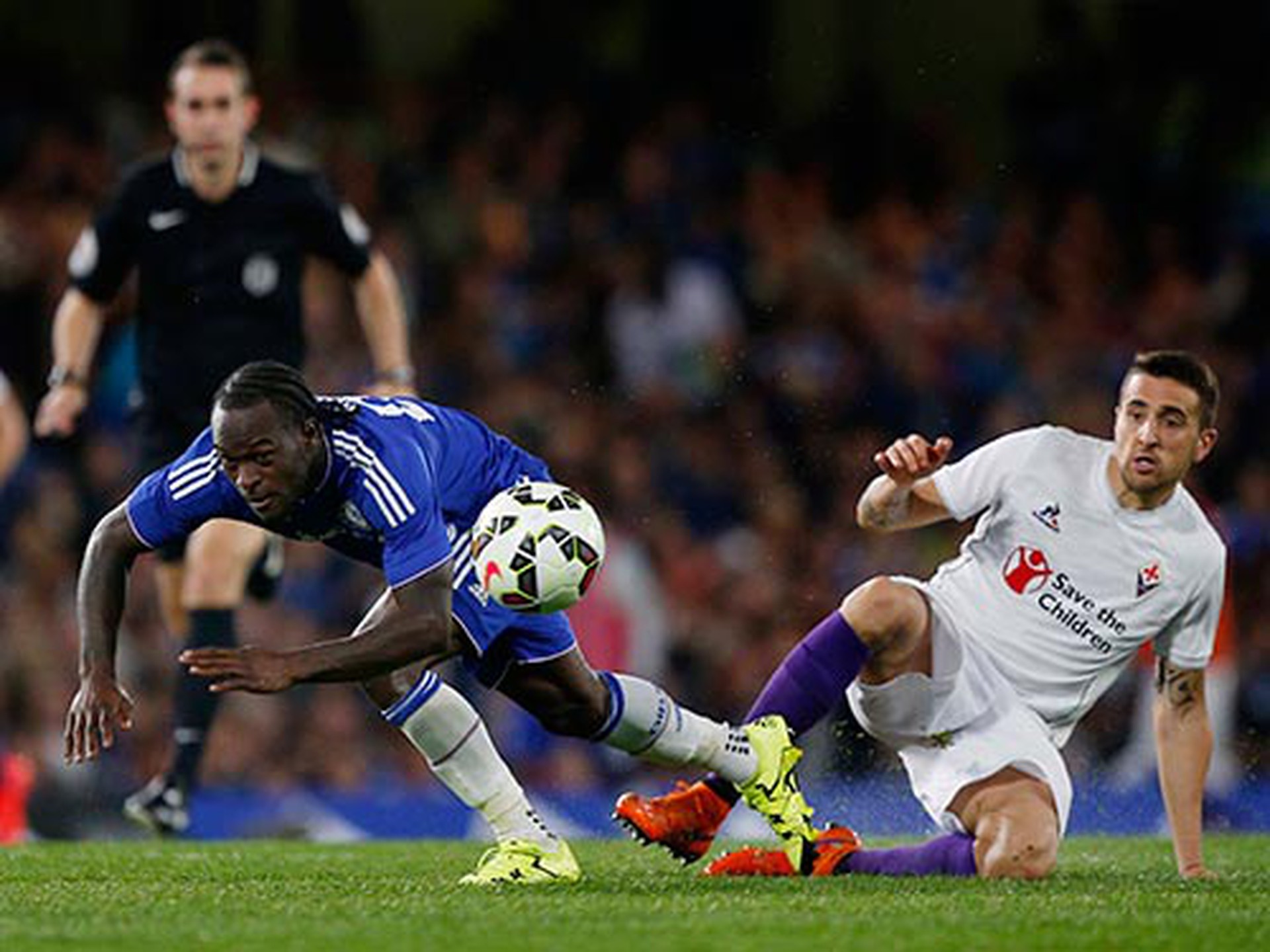 Moses (tr&aacute;i) trở lại sau 1 m&ugrave;a cho mượn nhưng h&agrave;ng tiền vệ Chelsea vẫn thiếu sắc sảo trong 2 trận thua Arsenal v&agrave; Fiorentina  Ảnh: REUTERS