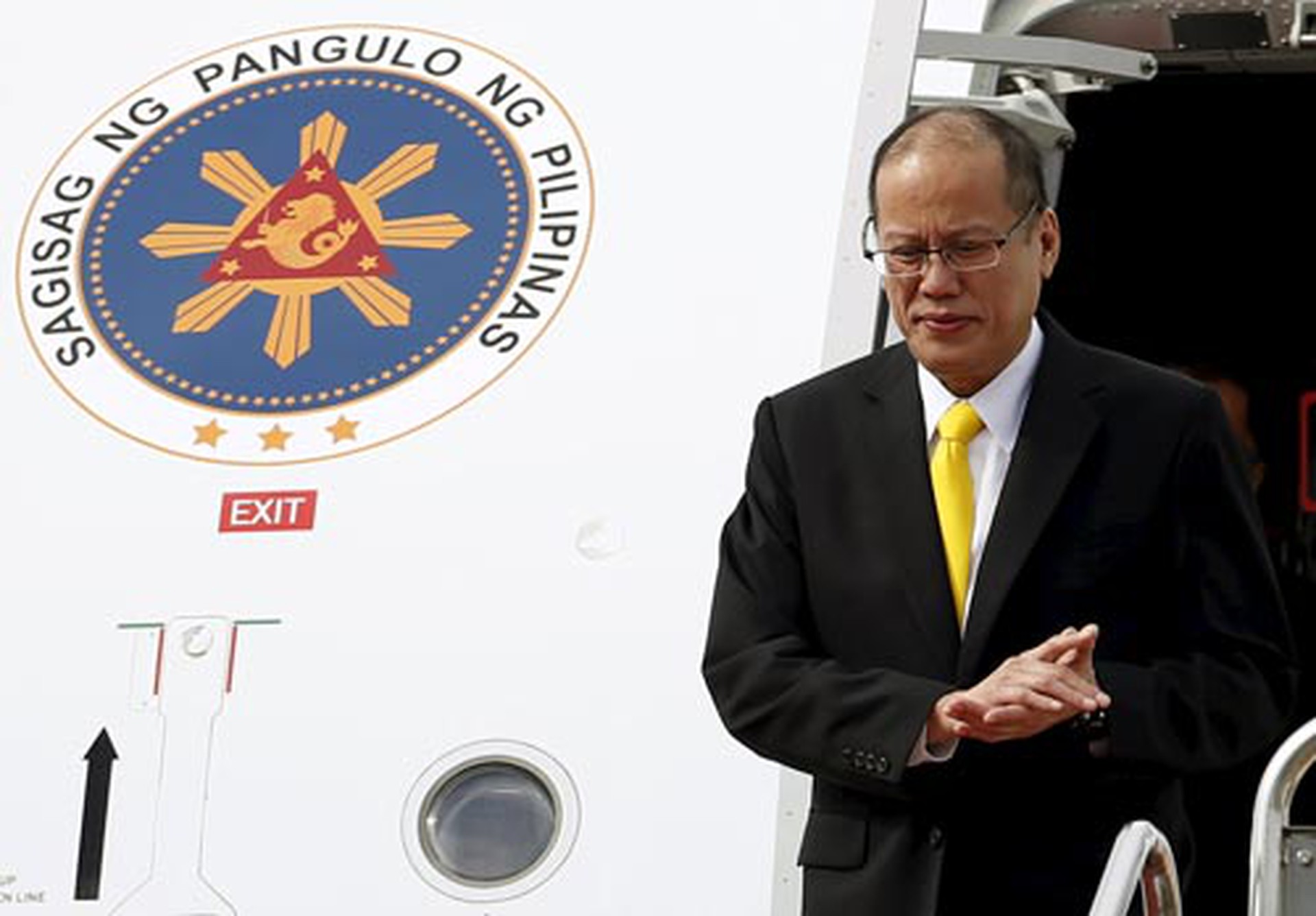 Tổng thống Philippines Benigno Aquino đến s&acirc;n bay quốc tế Haneda ở Tokyo - Nhật Bản h&ocirc;m 2-6 Ảnh: REUTERS