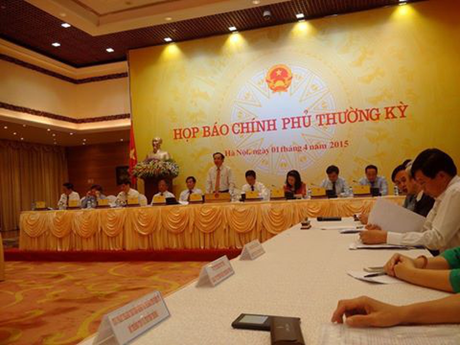 Bộ trưởng, Chủ nhiệm văn ph&ograve;ng Ch&iacute;nh phủ Nguyễn Văn N&ecirc;n- người đứng- chủ trị phi&ecirc;n họp