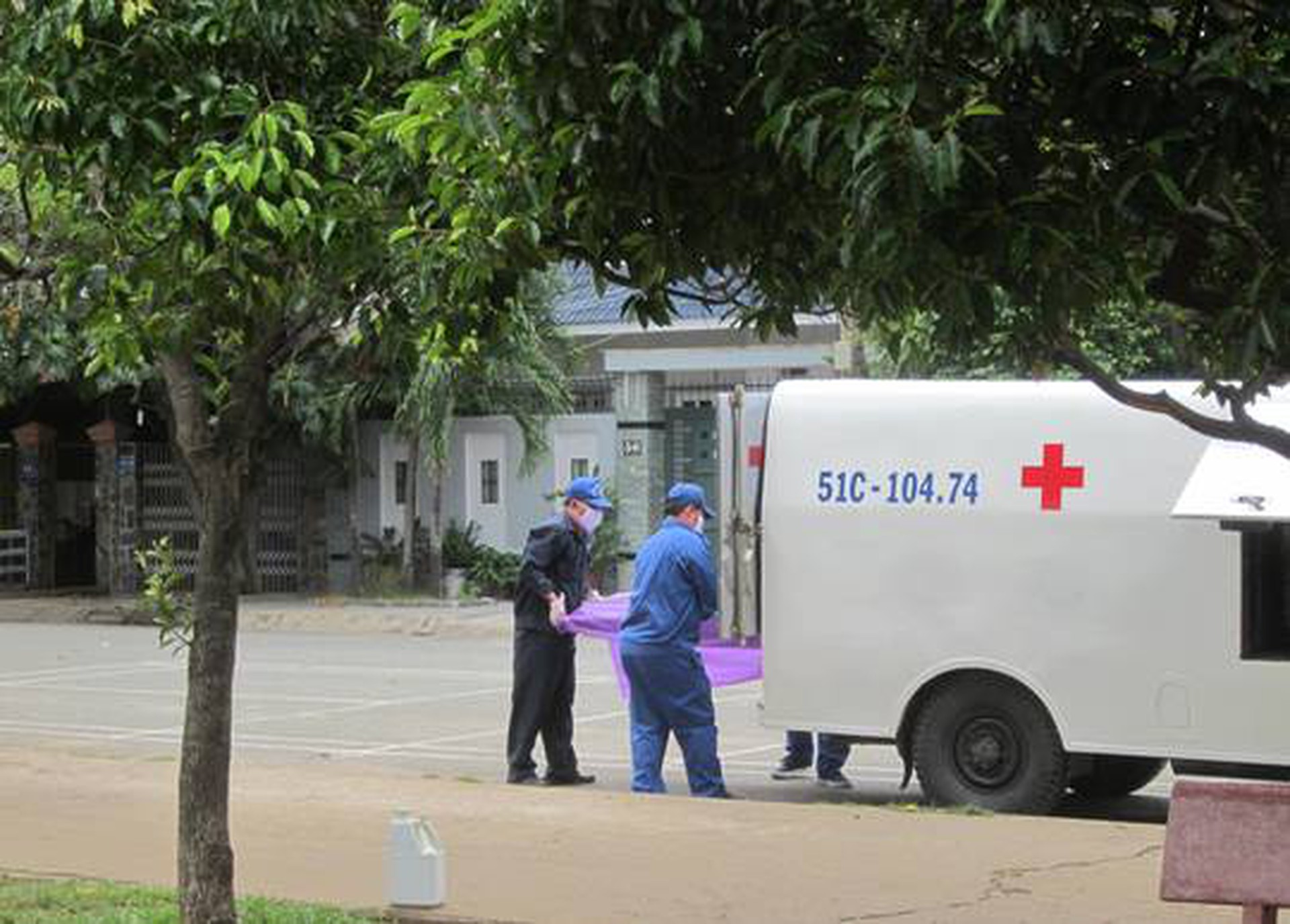 Khoảng 10 giờ 30 ph&uacute;t c&ugrave;ng ng&agrave;y, thi thể được chuyển khỏi hiện trường để phục vụ c&ocirc;ng t&aacute;c điều tra