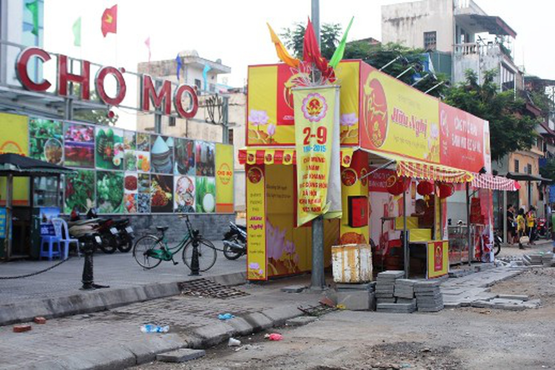 Bất chấp lệnh cấm từ th&agrave;nh phố H&agrave; Nội, nhiều quầy b&aacute;n b&aacute;nh Trung thu vẫn ngang nhi&ecirc;n dựng ki &ocirc;́t b&agrave;y b&aacute;n b&aacute;nh lấn chiếm vỉa h&egrave; tr&ecirc;n nhiều tuyến phố ở Thủ đ&ocirc;