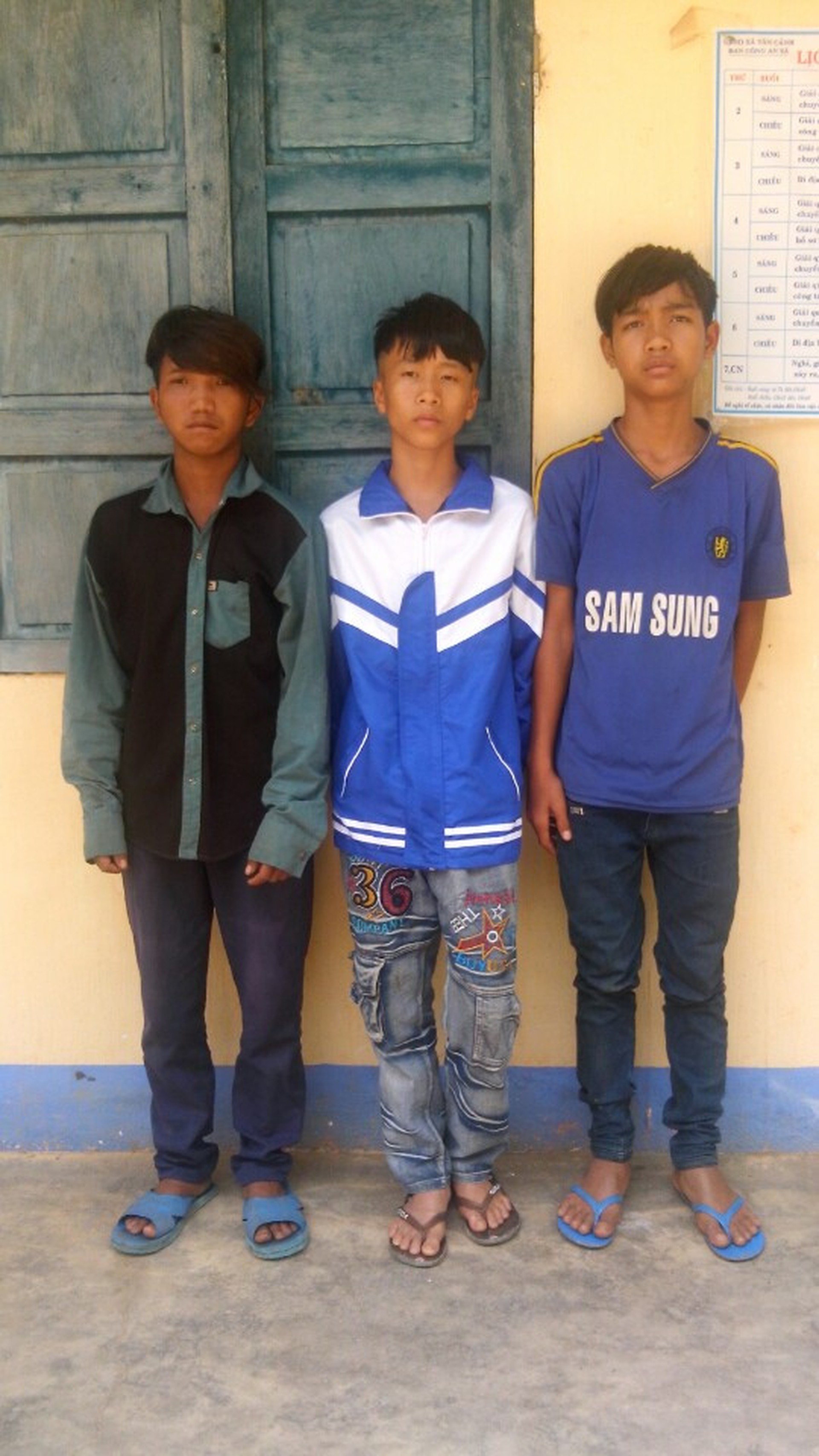 Nh&oacute;m đối tượng n&eacute;m đ&aacute; xe kh&aacute;ch l&agrave;m bị thương mắt b&eacute; g&aacute;i 5 tuổi - Ảnh c&ocirc;ng an huyện Đắk T&ocirc; cung cấp