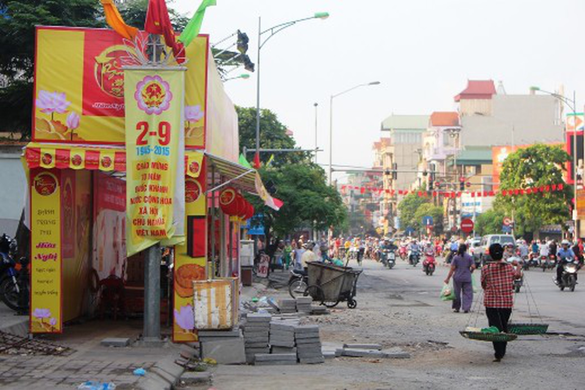 Nhi&ecirc;̀u người d&acirc;n phải đi b&ocirc;̣ xu&ocirc;́ng lòng đường &ldquo;nhường đường&rdquo; cho những qu&acirc;̀y b&aacute;nh trung thu