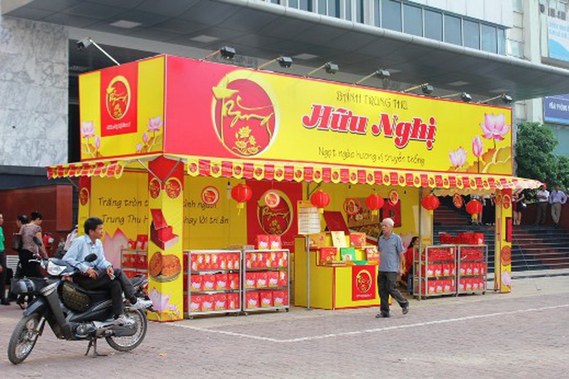 Một nh&acirc;n vi&ecirc;n b&aacute;n b&aacute;nh trung thu tr&ecirc;n đường Hoàng Đạo Thúy (Thanh Xu&acirc;n) cho biết, chị chưa biết c&oacute; lệnh cấm b&aacute;n n&agrave;y v&agrave; chị chỉ là người làm thu&ecirc; cho chủ cửa hàng