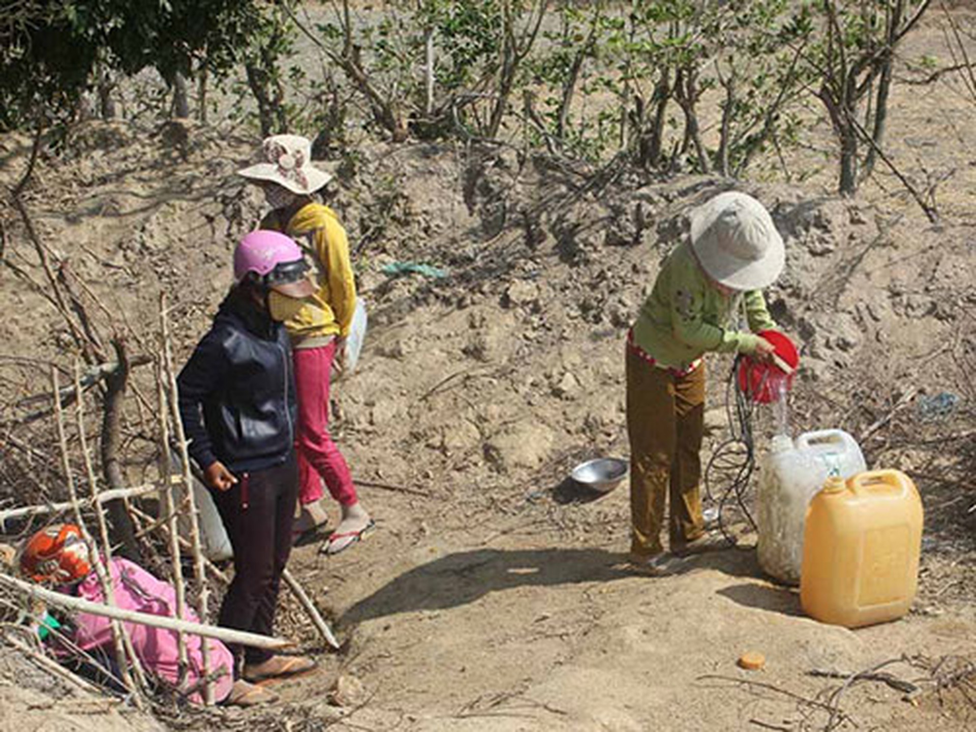 Người d&acirc;n x&atilde; Phước Trung, huyện B&aacute;c &Aacute;i, tỉnh Ninh Thuận phải d&ugrave;ng nước từ những giếng nhiễm ph&egrave;n