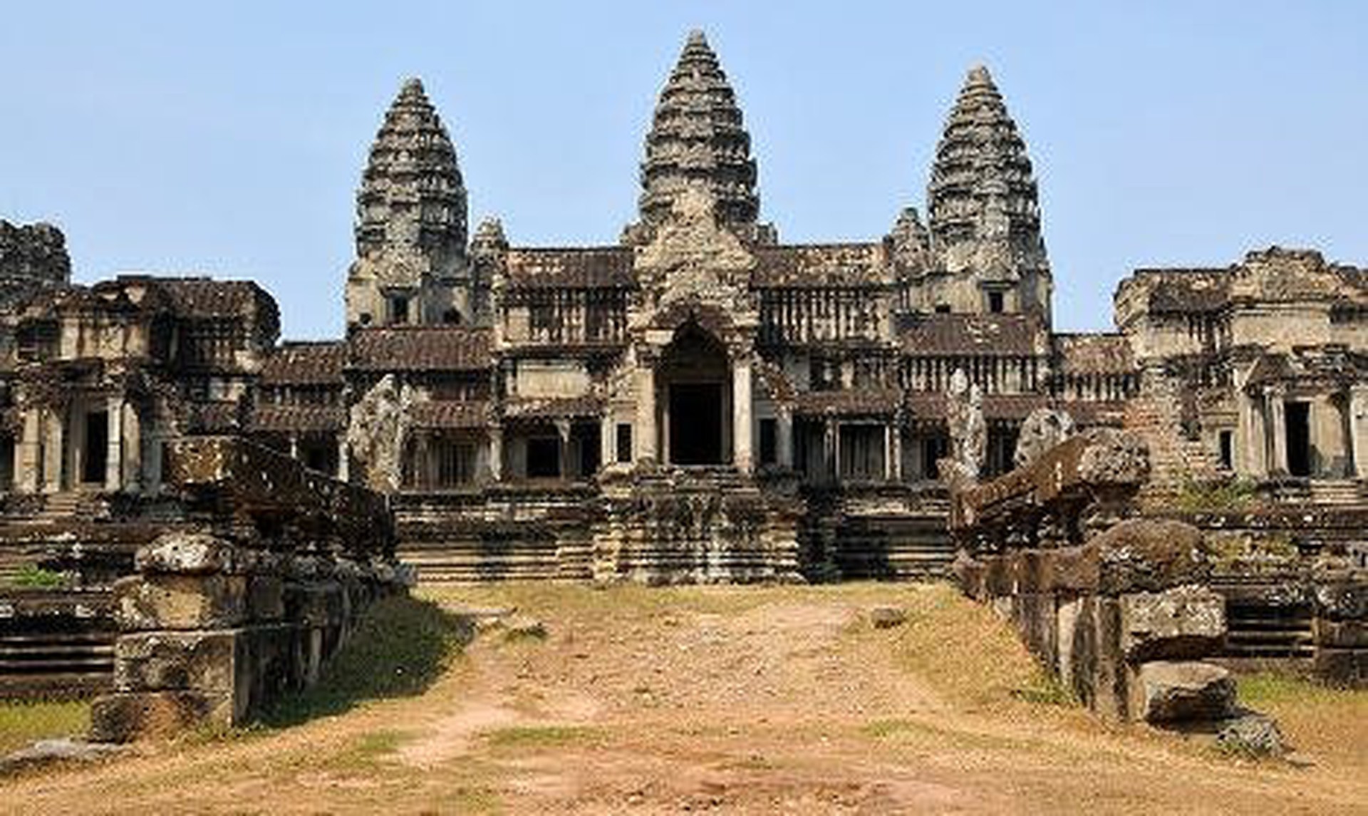 Ra t&ograve;a v&igrave; chụp ảnh khoe m&ocirc;ng tại đền Angkor. Ảnh: Dennis Jarvis