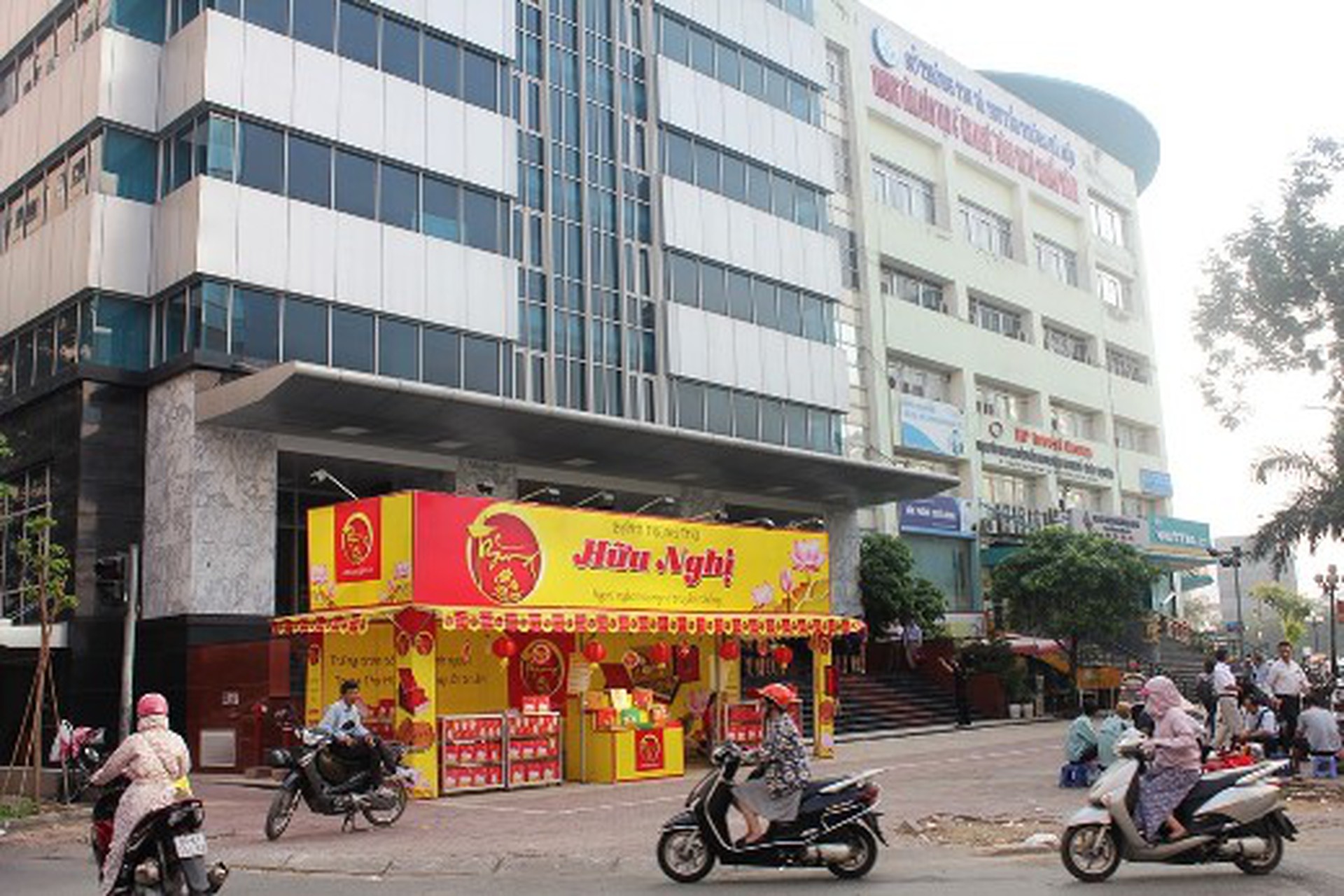 Vào giờ cao đi&ecirc;̉m, nhi&ecirc;̀u phương ti&ecirc;̣n qua lại, vỉa hè bị chi&ecirc;́m dụng khi&ecirc;́n nhi&ecirc;̀u người d&acirc;n r&acirc;́t bức xúc