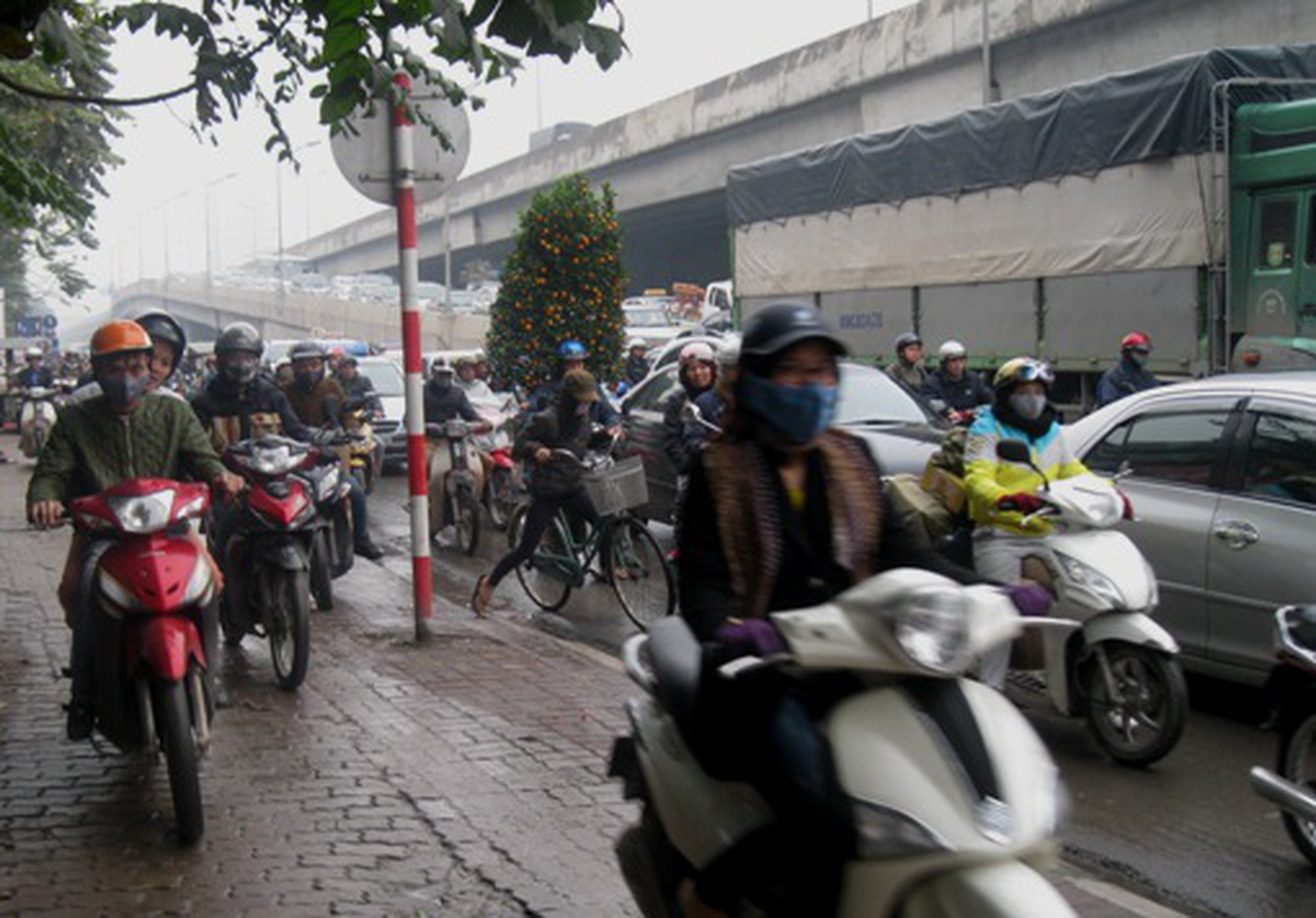 Xe máy đổ l&ecirc;n vỉa hè