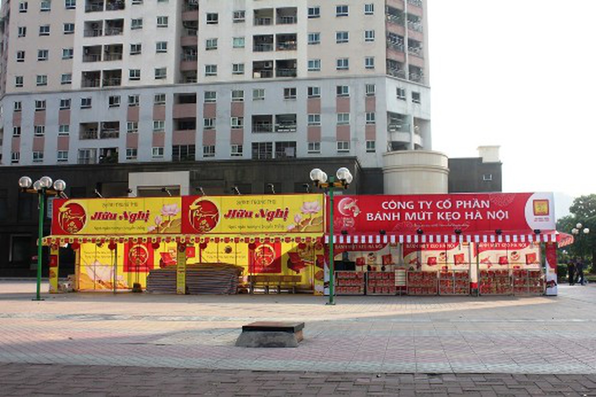 Quầy b&aacute;n b&aacute;nh trung thu tại Trung Kính đang trong qu&aacute; tr&igrave;nh ho&agrave;n thiện để b&aacute;n trong một v&agrave;i ng&agrave;y nữa