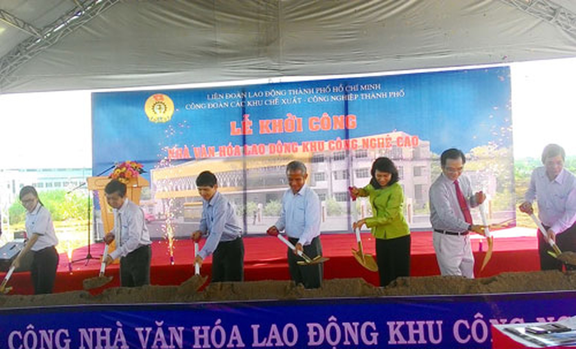 L&atilde;nh đạo Tổng LĐLĐ Việt Nam, LĐLĐ TP HCM v&agrave; CĐ c&aacute;c KCX-KCN TP động thổ khởi c&ocirc;ng c&ocirc;ng tr&igrave;nh