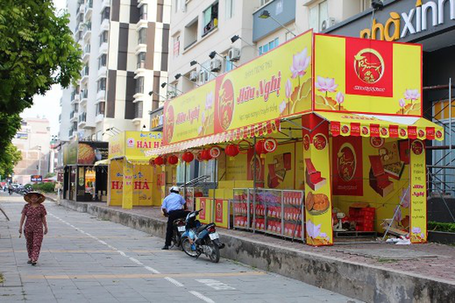 Nhi&ecirc;̀u cửa hàng bánh trung thu còn &ldquo;lách lu&acirc;̣t&rdquo; khi đưa các ki &ocirc;́t vào trong lòng s&acirc;n của các nhà cao t&acirc;̀ng g&acirc;̀n sát với vỉa hè