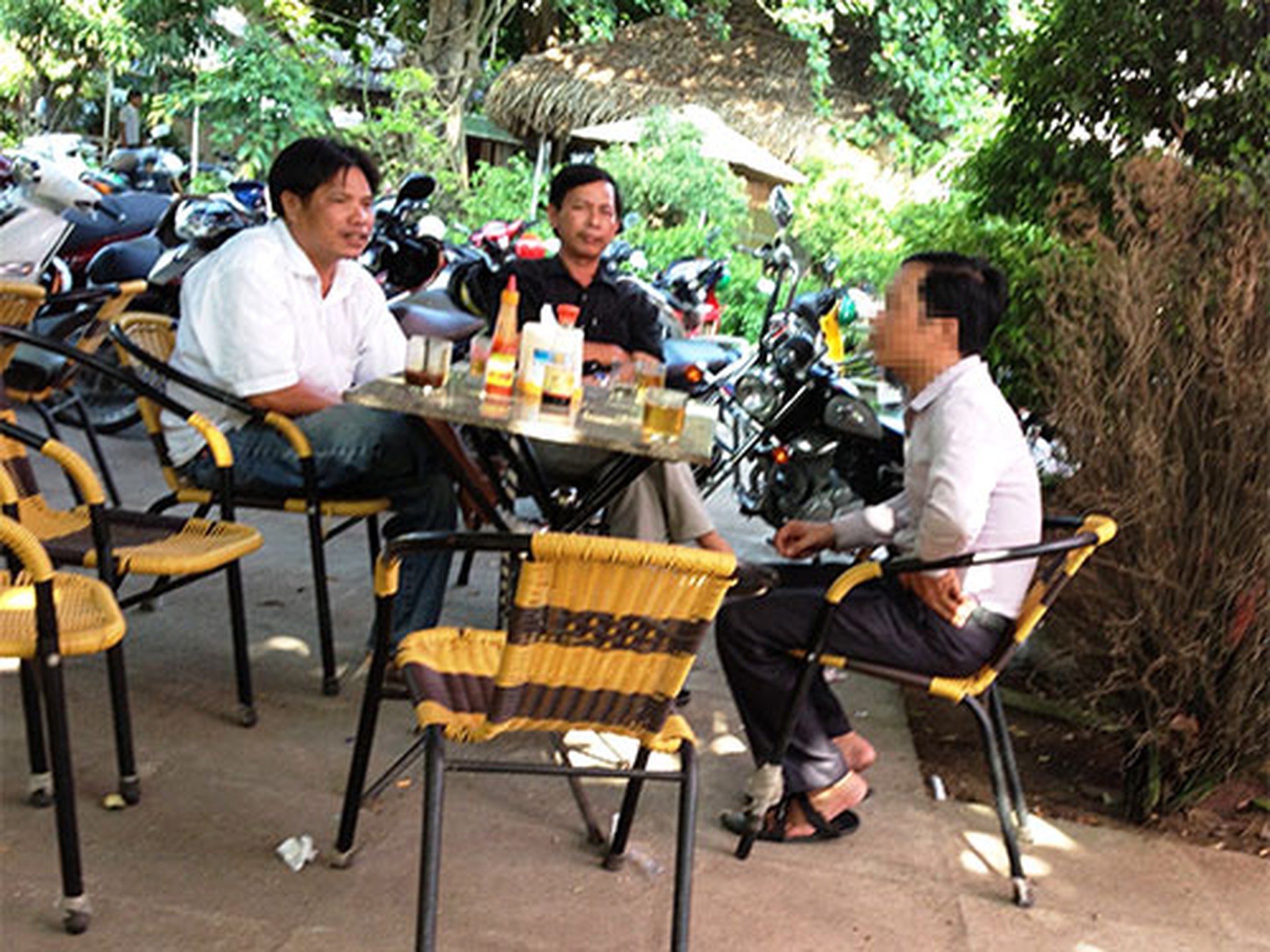 C&ograve; T. (b&ecirc;n phải) gạ gẫm ngư d&acirc;n &ldquo;hợp t&aacute;c&rdquo; vay vốn đ&oacute;ng t&agrave;u