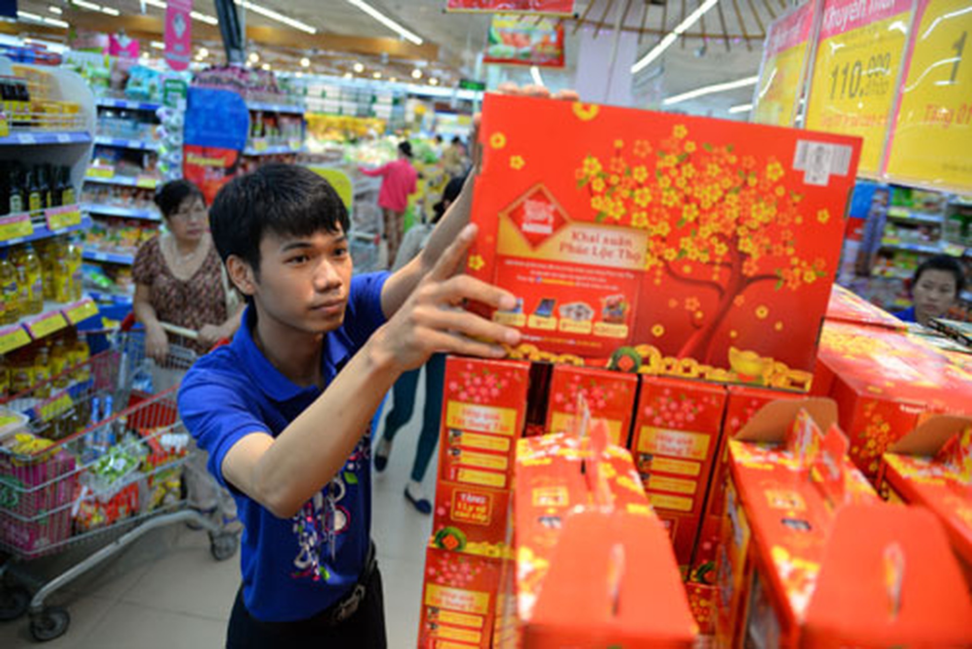 Phong ph&uacute; giỏ qu&agrave; Tết tại Co.opmart