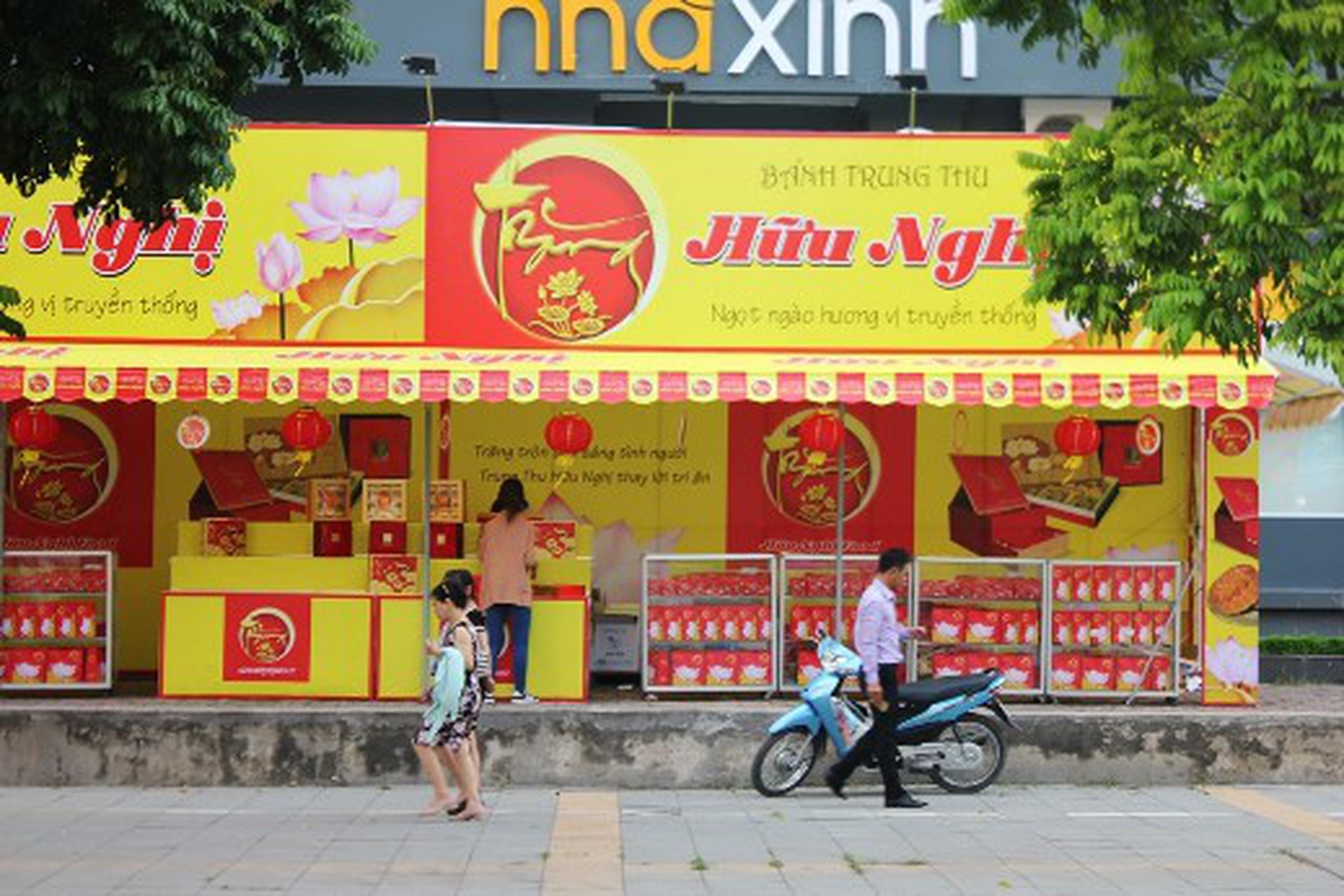 Tuy nhi&ecirc;n theo quan sát thì m&ocirc;̣t s&ocirc;́ khách hàng khi đ&ecirc;́n mua v&acirc;̃n đ&ecirc;̉ xe ở ngoài vỉa hè dành cho người đi b&ocirc;̣