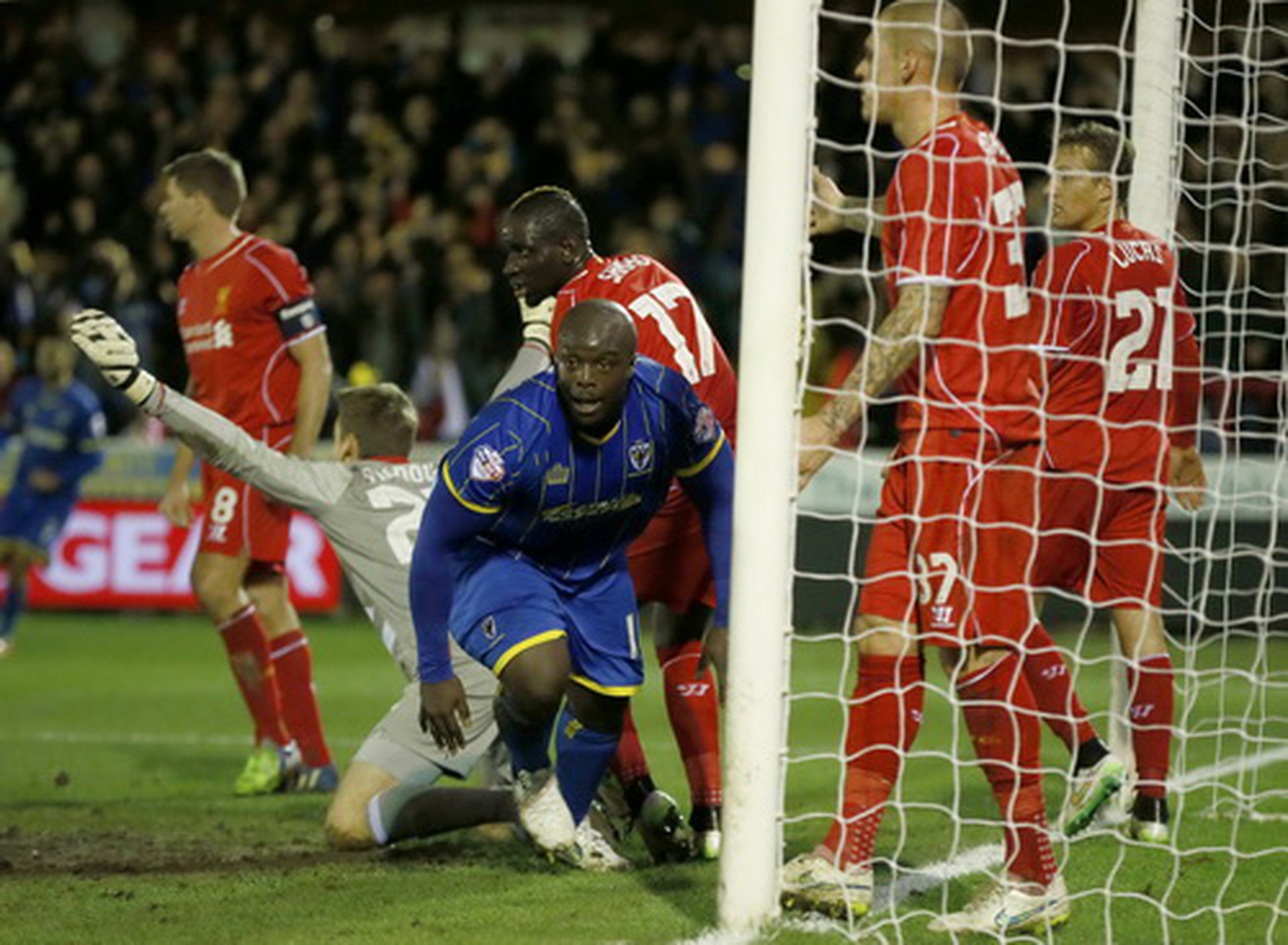 Adebayo Akinfenwa ghi b&agrave;n cho Wimbledon