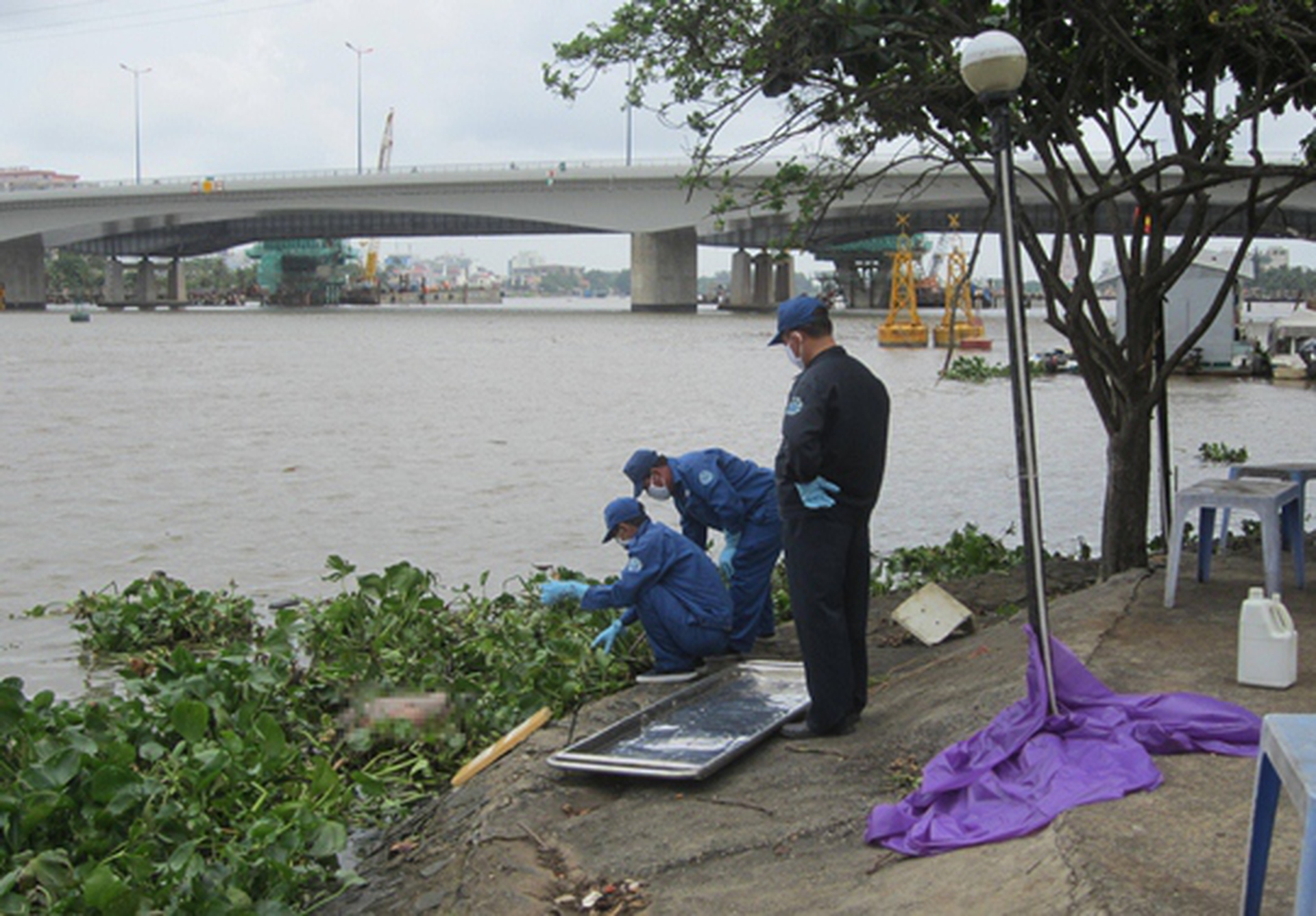Thi thể được lực lượng chức năng kh&aacute;m nghiệm