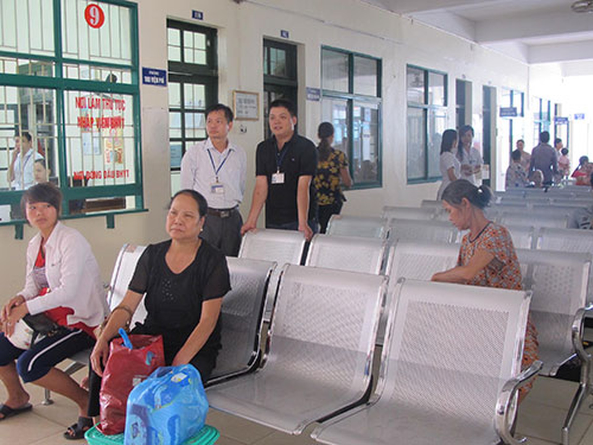 Nhiều bệnh viện tuyến tỉnh đ&atilde; cải tiến khu kh&aacute;m bệnh, ứng dụng c&ocirc;ng nghệ th&ocirc;ng tin... nhưng kết quả chỉ đạt đi&ecirc;̉m trung b&igrave;nh. Trong ảnh: Khu vực chờ khám B&ecirc;̣nh viện Đa khoa Lạng Sơn được đ&acirc;̀u tư khá sạch đẹp