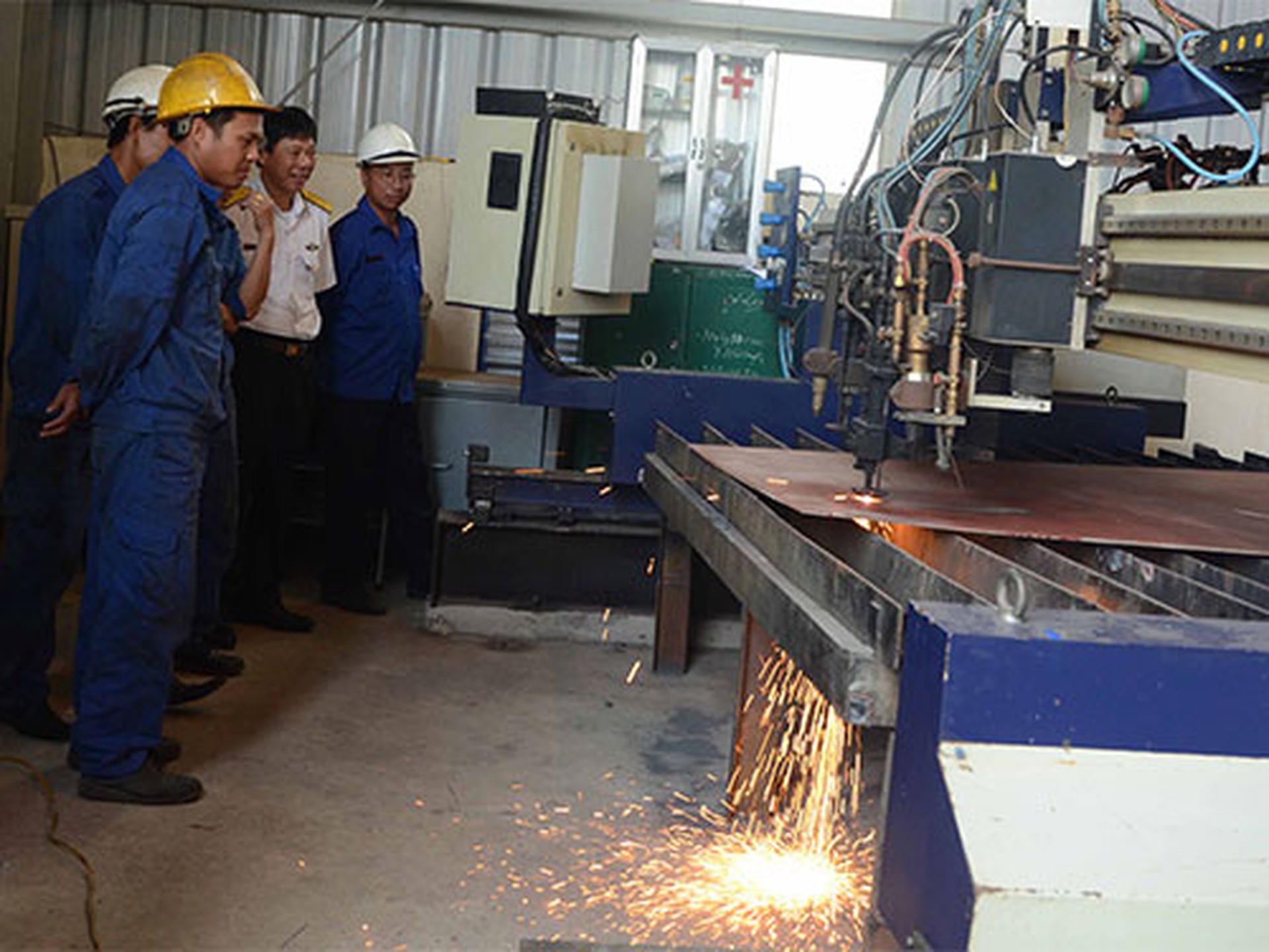 C&ocirc;ng nh&acirc;n tiến h&agrave;nh cắt th&eacute;p để đ&oacute;ng mới t&agrave;u vỏ th&eacute;p s&aacute;ng 31-3