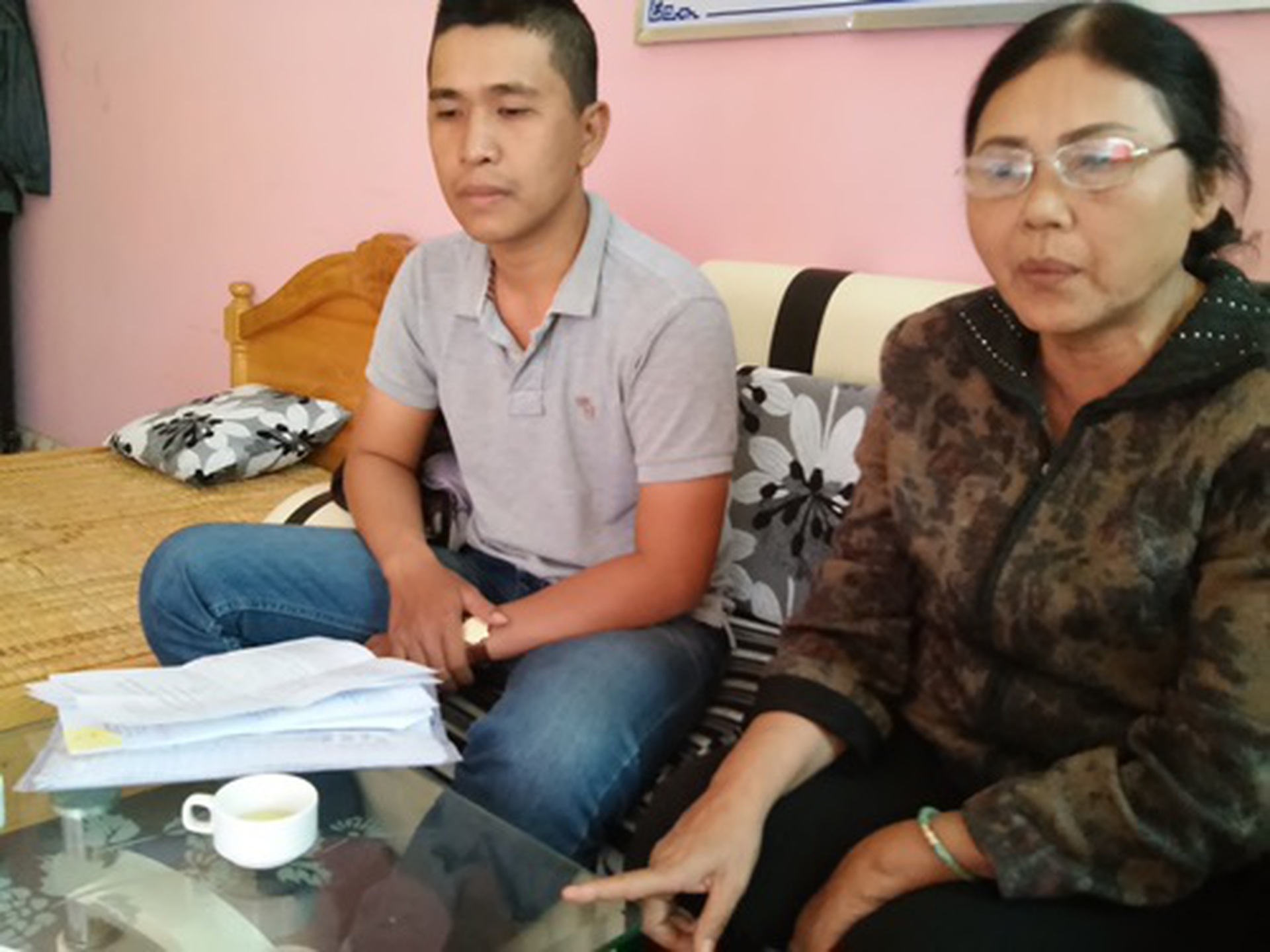 B&agrave; B&ugrave;i Thị Hoa tr&igrave;nh b&agrave;y về việc b&aacute;n bắp kh&ocirc;ng được trả tiền