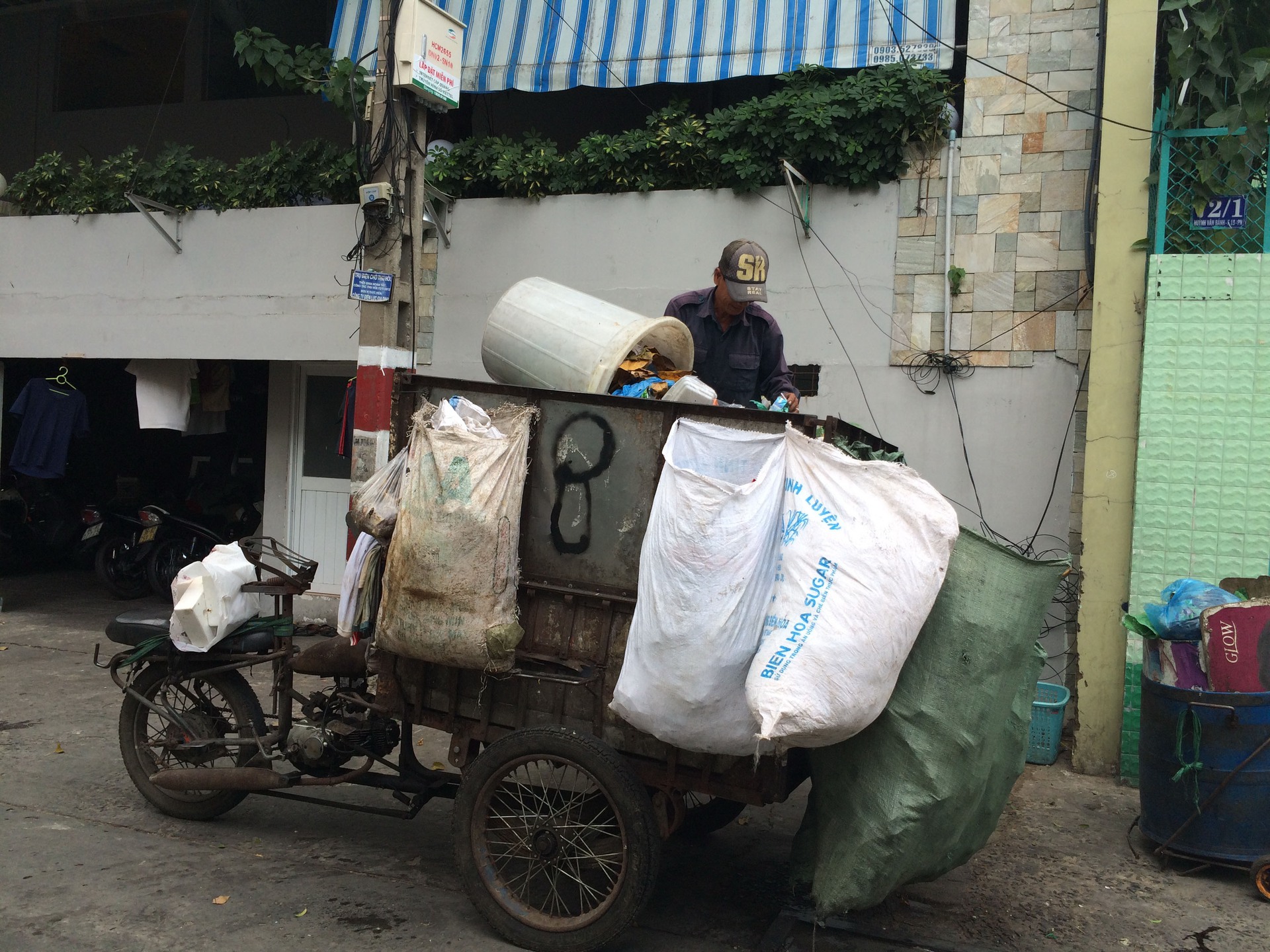 Bực m&igrave;nh việc thu gom r&aacute;c d&acirc;n lập