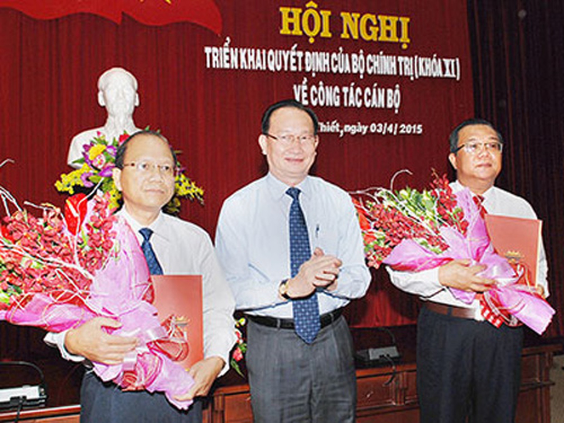 &Ocirc;ng Nguyễn Mạnh H&ugrave;ng (b&ecirc;n tr&aacute;i) v&agrave; &ocirc;ng Huỳnh Văn T&iacute; (b&ecirc;n phải) nhận quyết định của Bộ Ch&iacute;nh trị. Ảnh: B&aacute;o B&igrave;nh Thuận