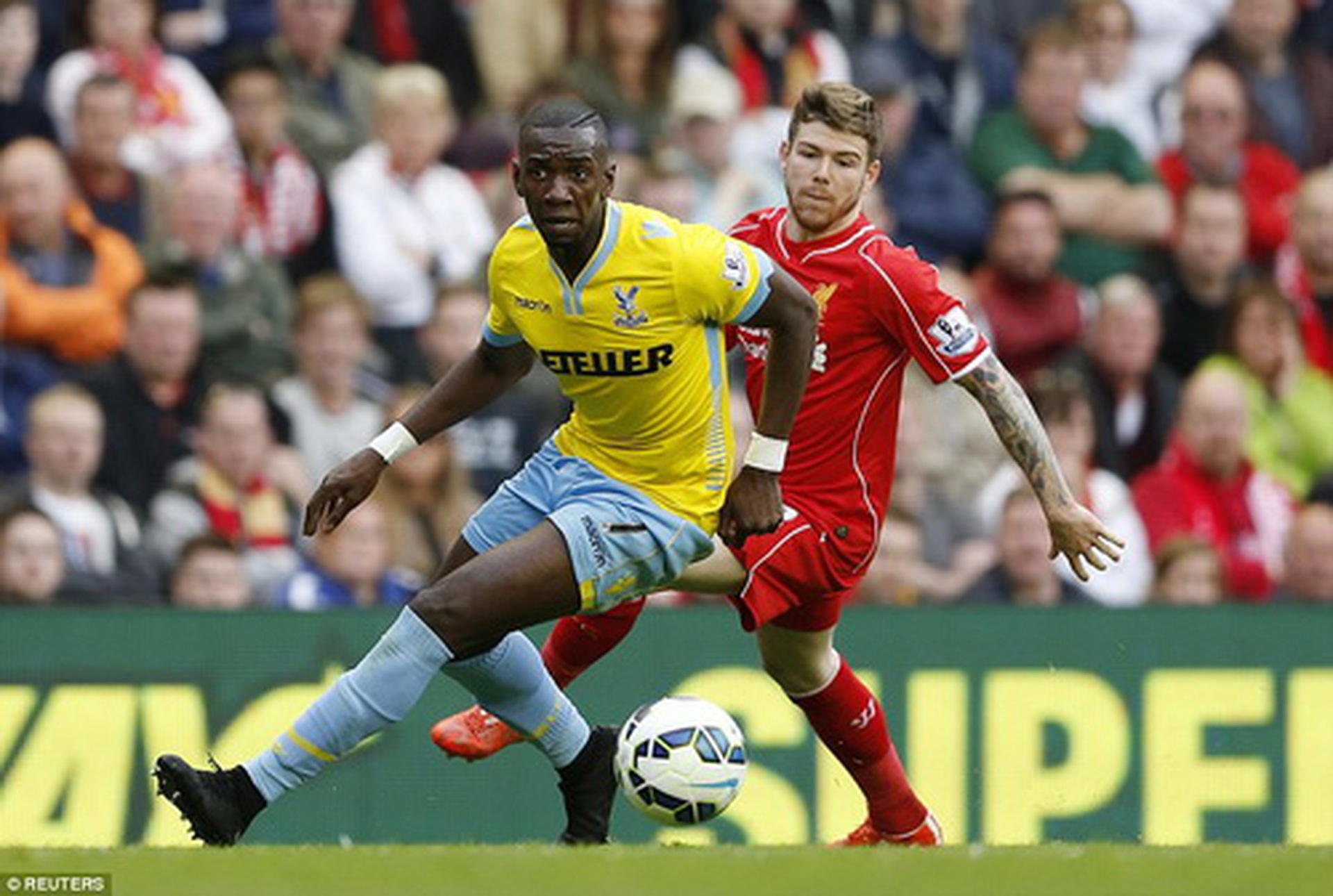 Yannick Bolasie thường xuy&ecirc;n đe dọa khung th&agrave;nh Liverpool