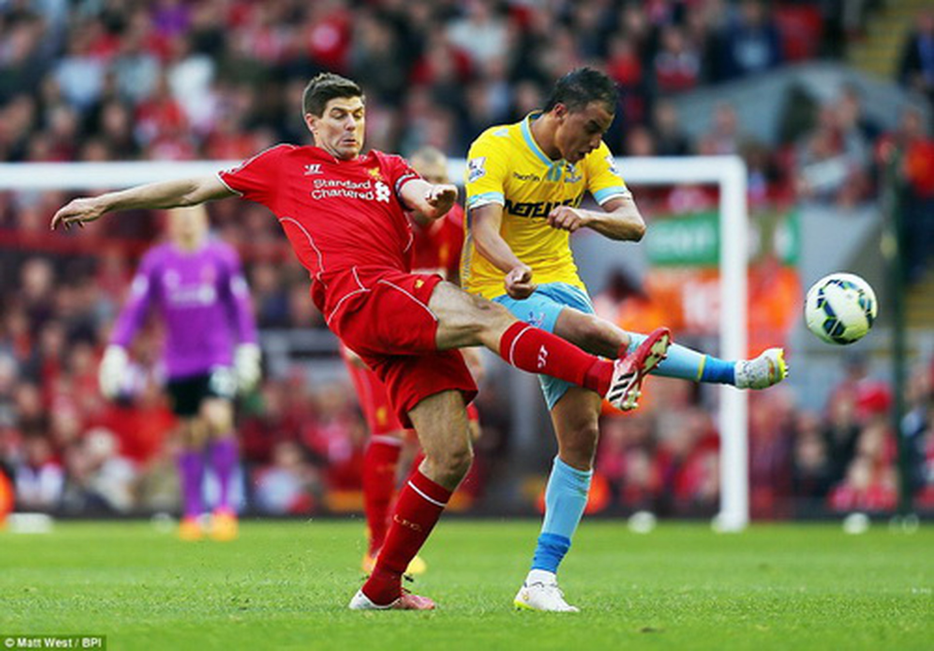 Gerrard tranh b&oacute;ng với Chamakh