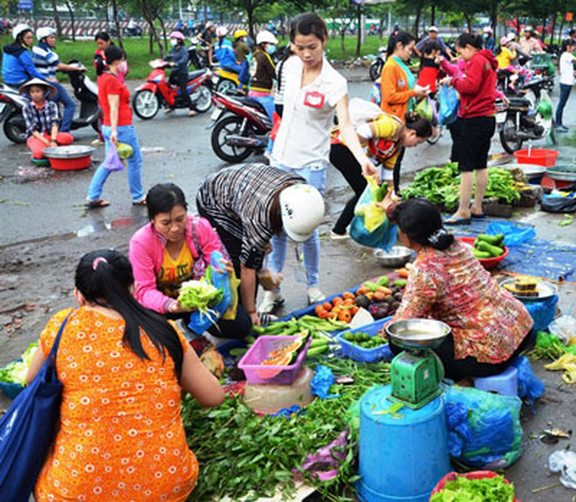 Rau củ l&agrave; chọn lựa h&agrave;ng đầu của nhiều c&ocirc;ng nh&acirc;n C&ocirc;ng ty Pou Yuen  Ảnh: NGUYỄN LU&Acirc;N