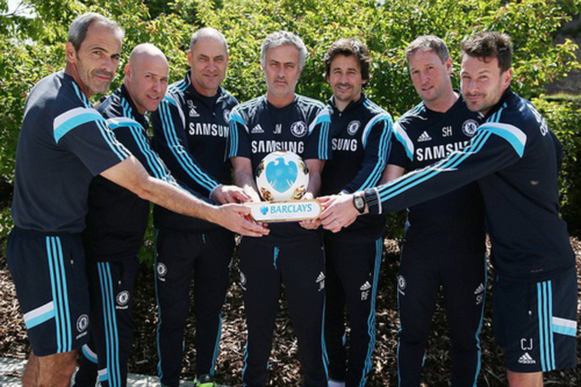 Mourinho v&agrave; BHL Chelsea chia sẻ niềm vui với danh hiệu HLV xuất sắc nhất nước Anh m&ugrave;a trước