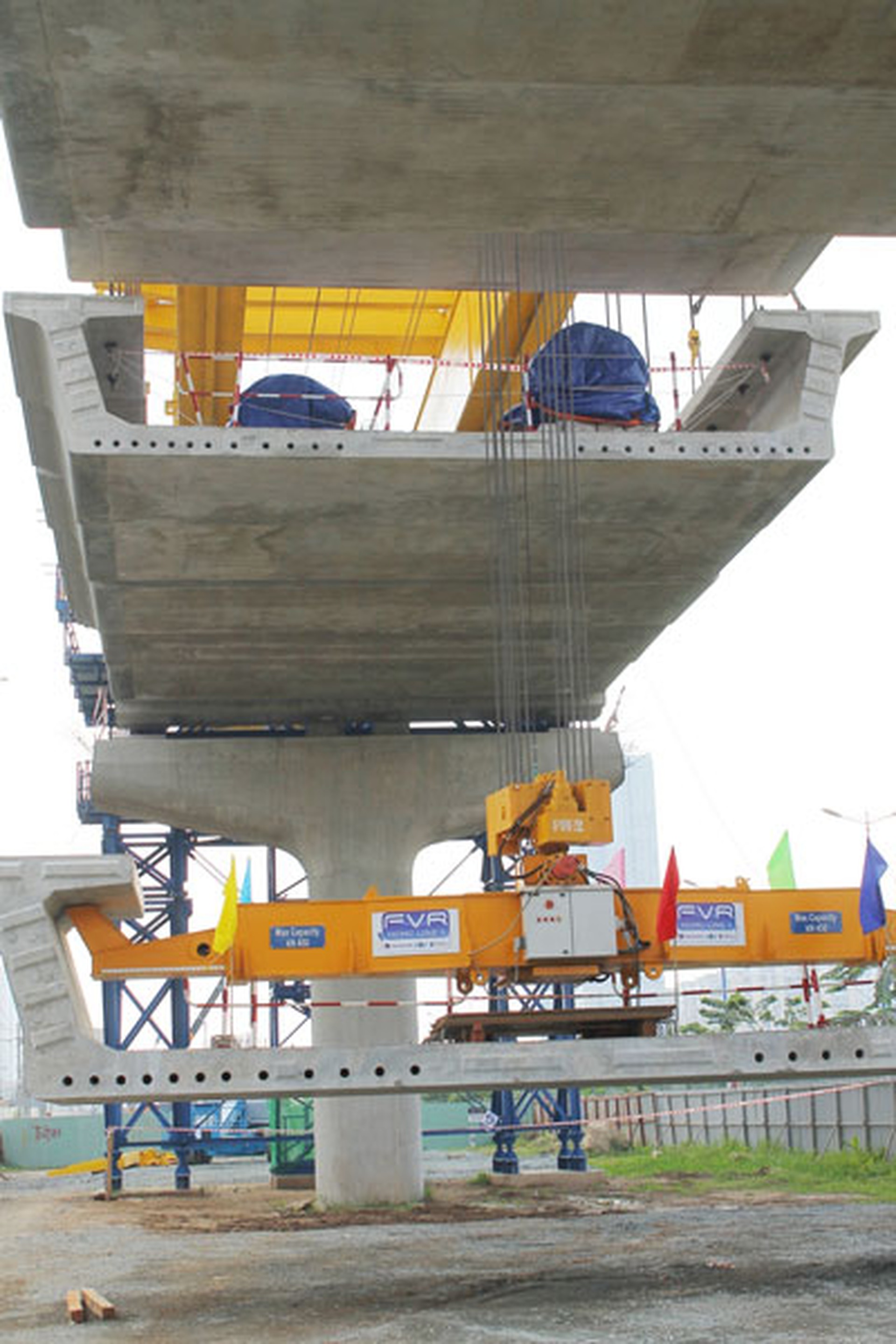 Dầm cầu đầu ti&ecirc;n được lắp đặt v&agrave;o s&aacute;ng 4-6