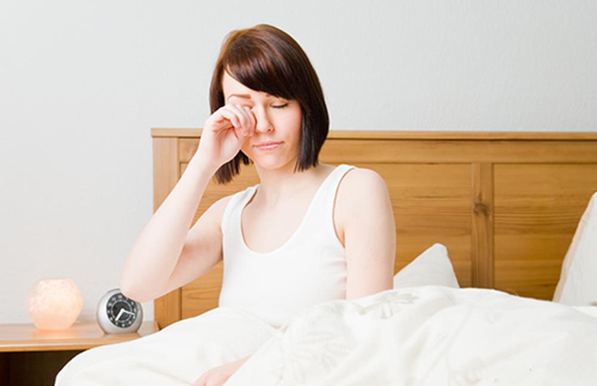 Dụi mắt c&oacute; thể l&agrave;m bạn bị vi&ecirc;m gi&aacute;c mạc