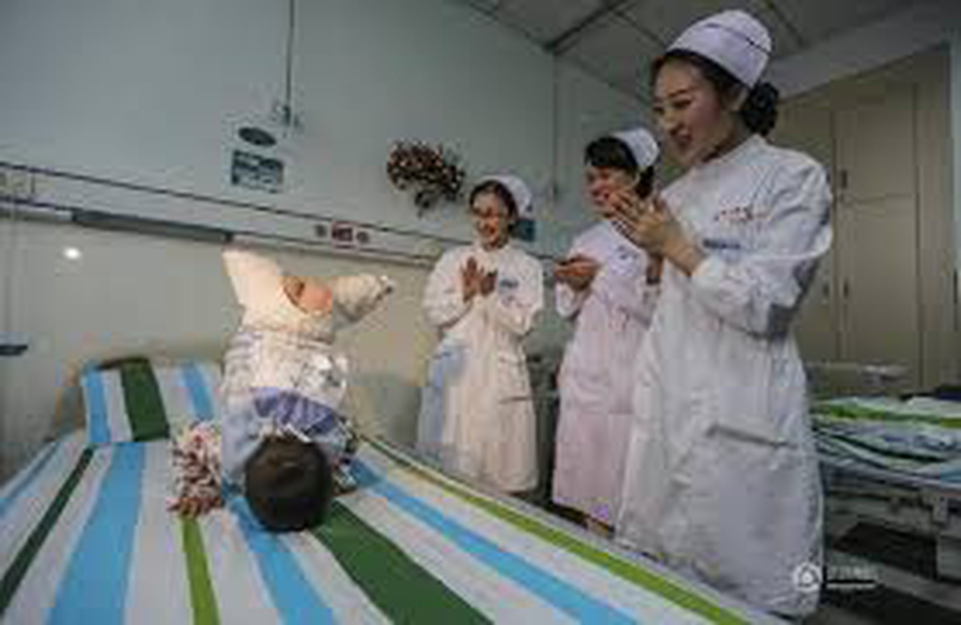 H&igrave;nh ảnh cậu b&eacute; 4 tuổi mất cả hai ch&acirc;n nhảy tr&ecirc;n giường bệnh khiến nhiều người suy nghĩ. Ảnh: China Daily