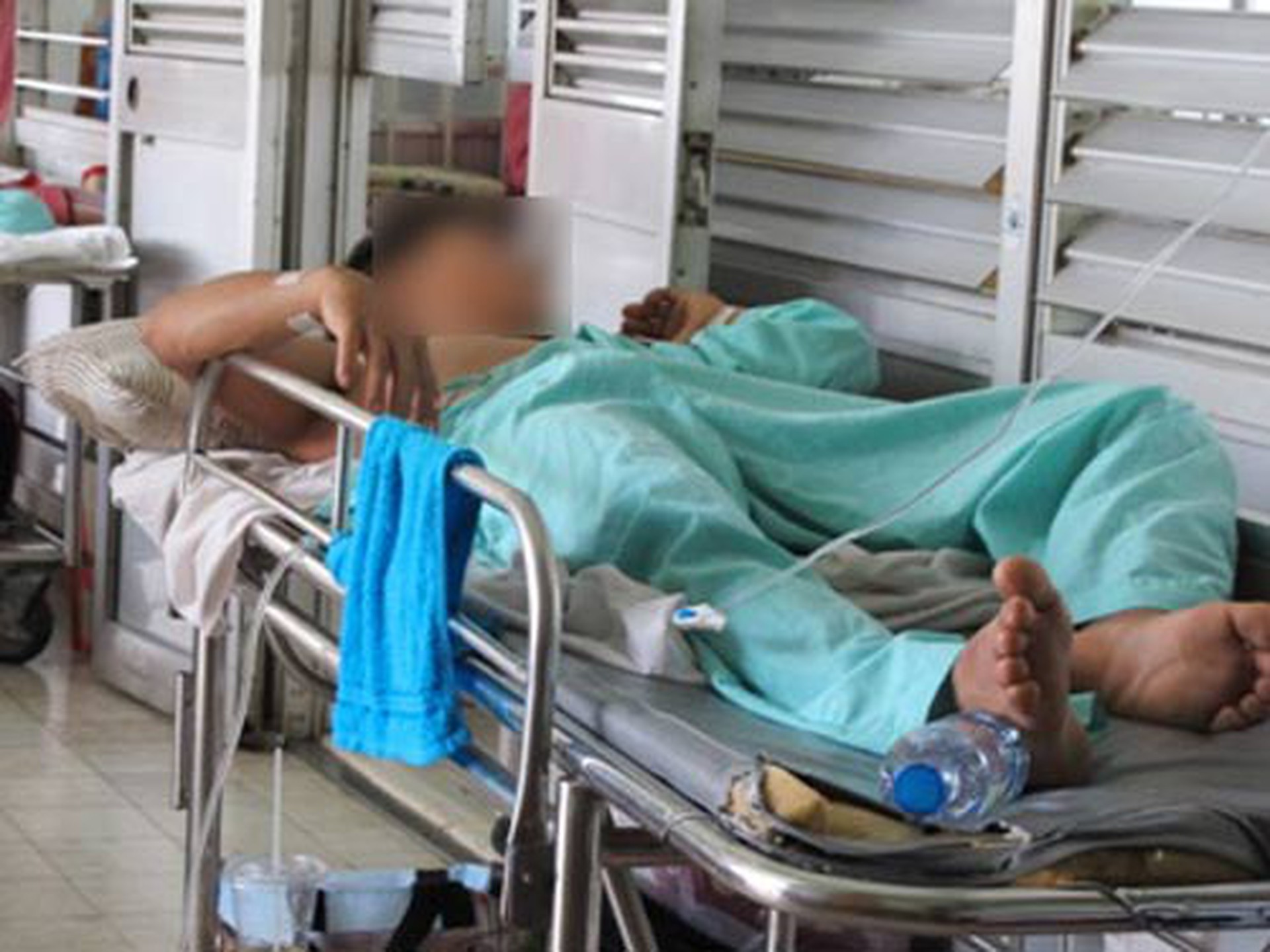 M&ocirc;̣t thanh ni&ecirc;n nh&acirc;̣p vi&ecirc;̣n do cũng tự bẻ súng
