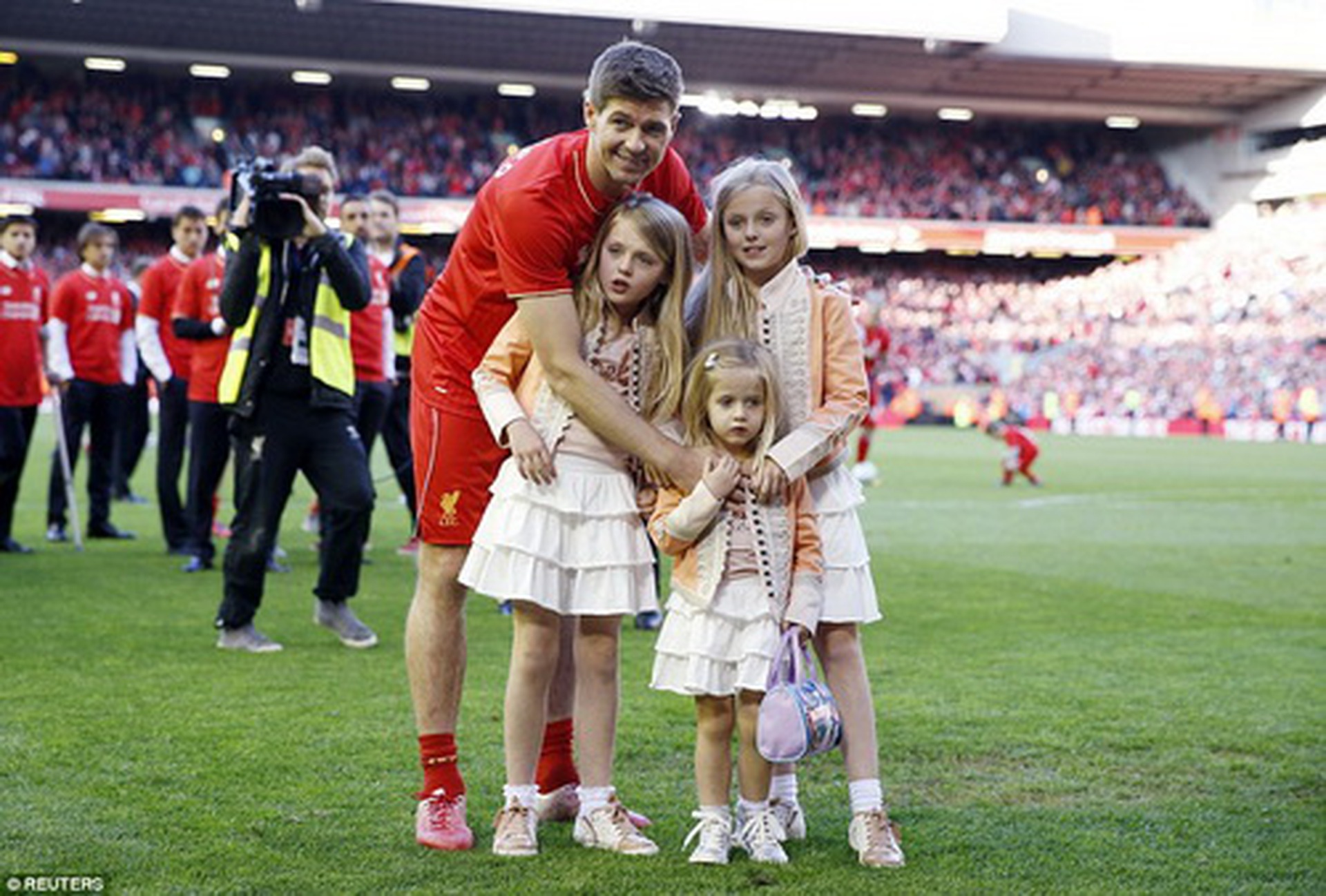 C&ugrave;ng c&aacute;c con g&aacute;i vẫy ch&agrave;o người h&acirc;m mộ tr&ecirc;n s&acirc;n Anfield