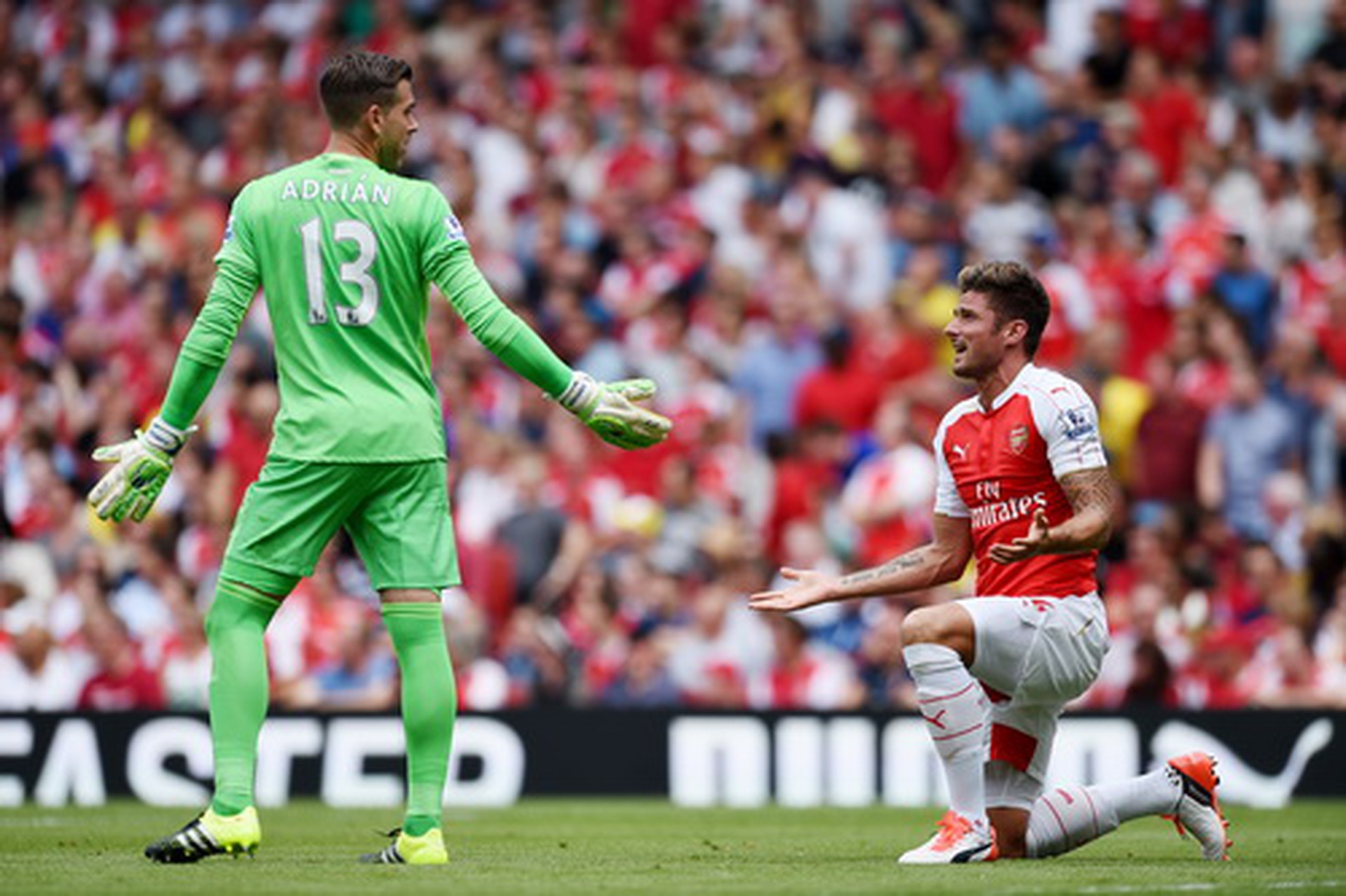 Giroud v&ocirc; hại trước thủ th&agrave;nh Adrian của West Ham