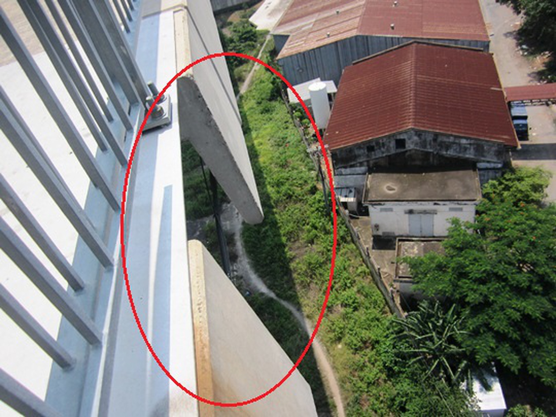 Vết hở chỉ l&agrave; khe co gi&atilde;n, nằm trong quy chuẩn thiết kế của c&acirc;y cầu
