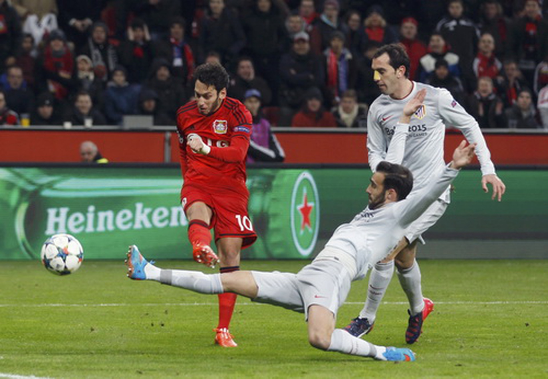 Hakan Calhanoglu (10) kh&ocirc;ng thể ra s&acirc;n cho Leverkusen