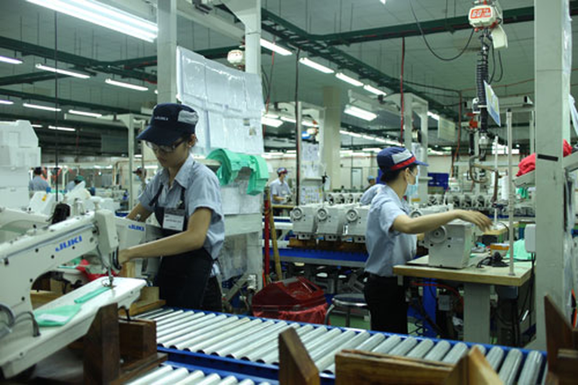Sản xuất m&aacute;y m&oacute;c tại C&ocirc;ng ty Juki (Nhật Bản) ở KCX T&acirc;n Thuận, quận 7, TP HCM 
Ảnh: HỒNG Đ&Agrave;O