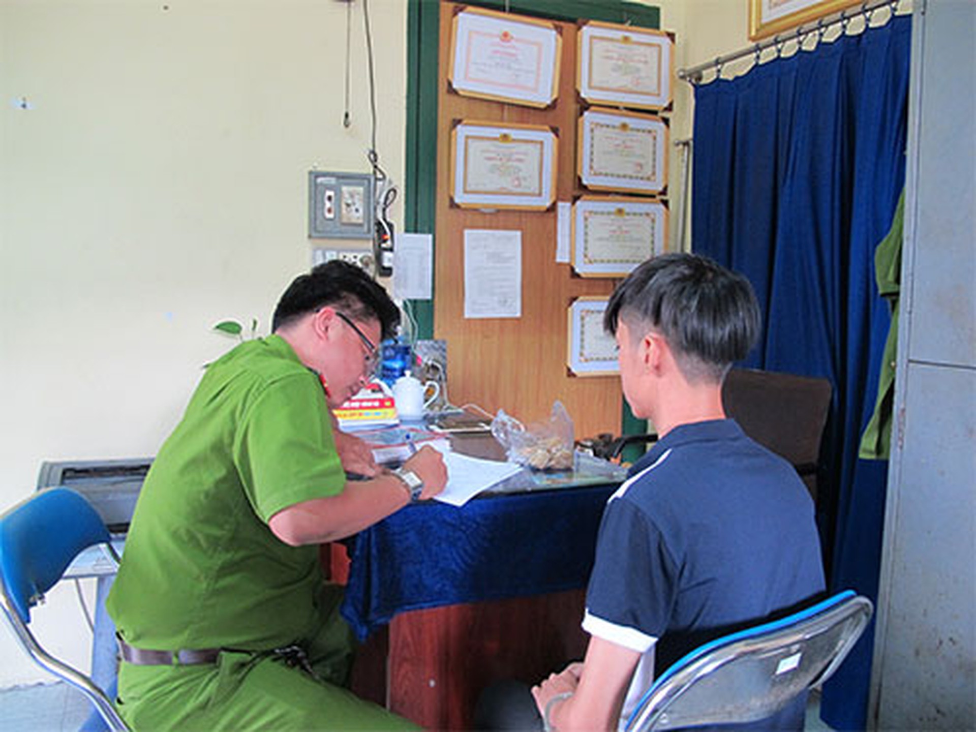 Vương Ti&ecirc;́n Pháp tại cơ quan c&ocirc;ng an