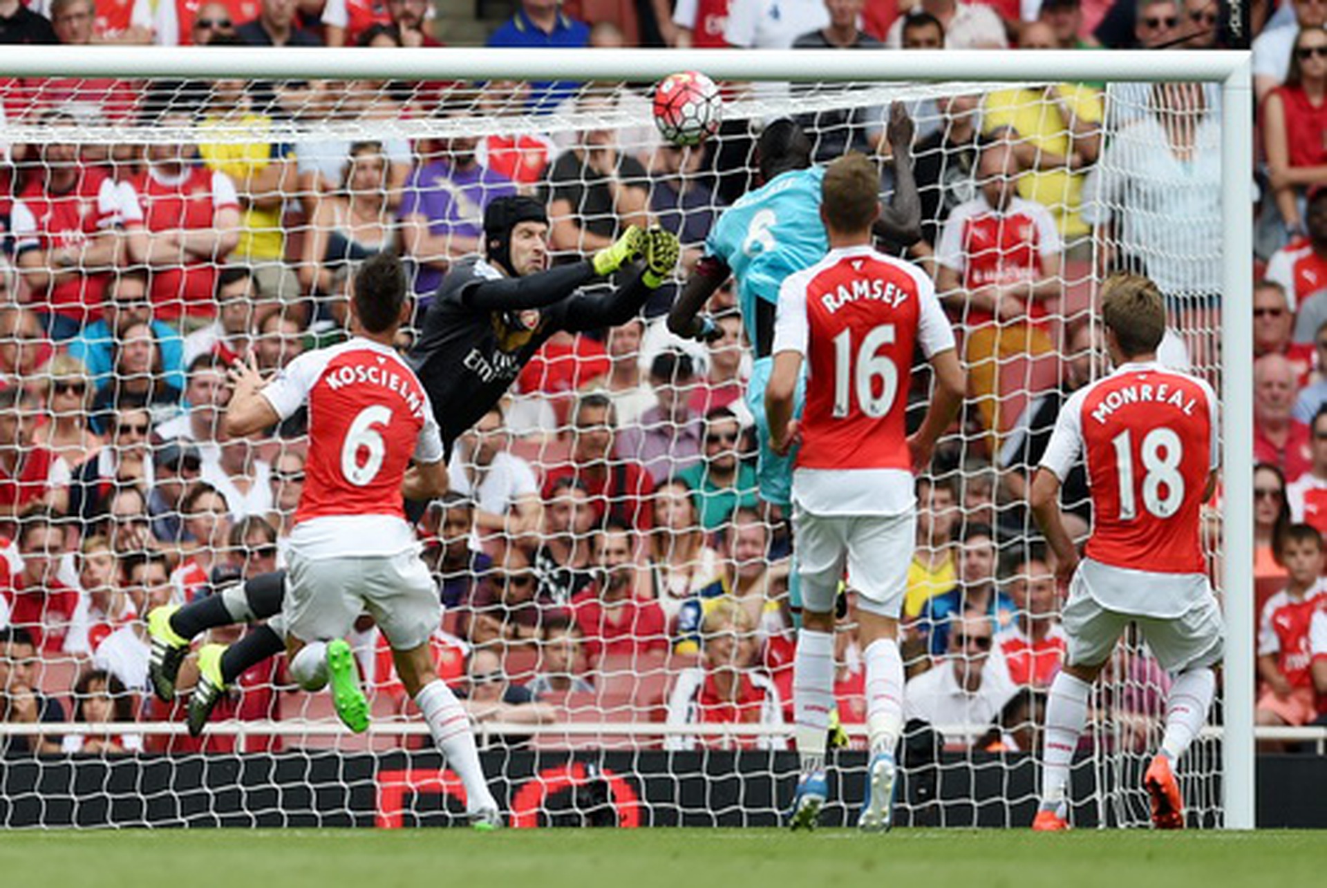 Petr Cech trở th&agrave;nh tội đồ trong thất bại g&acirc;y sốc của Arsenal