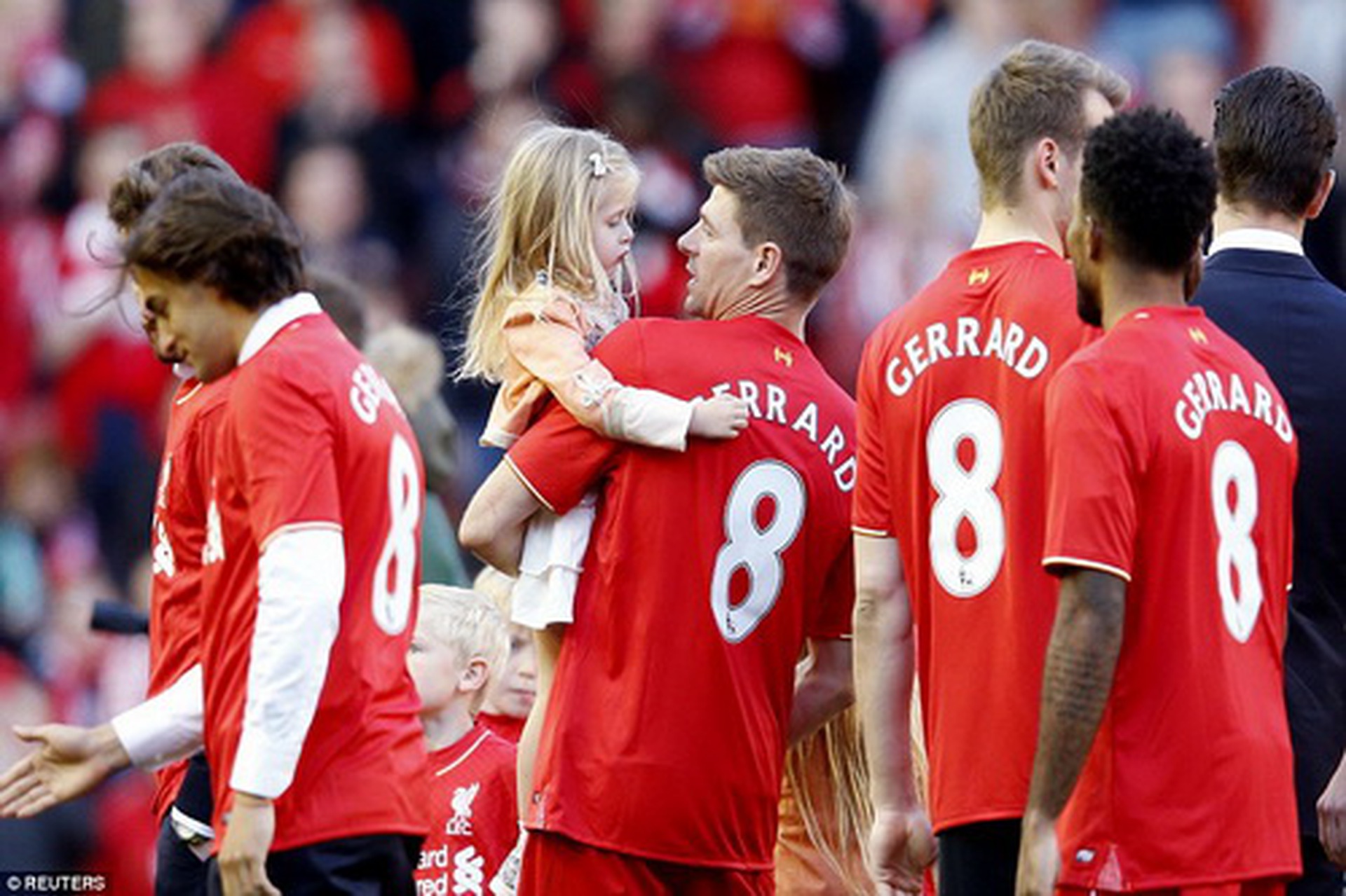 Đồng đội măc &aacute;o số 8 để tri &acirc;n Gerrard v&igrave; những đ&oacute;ng g&oacute;p của anh cho Liverpool
