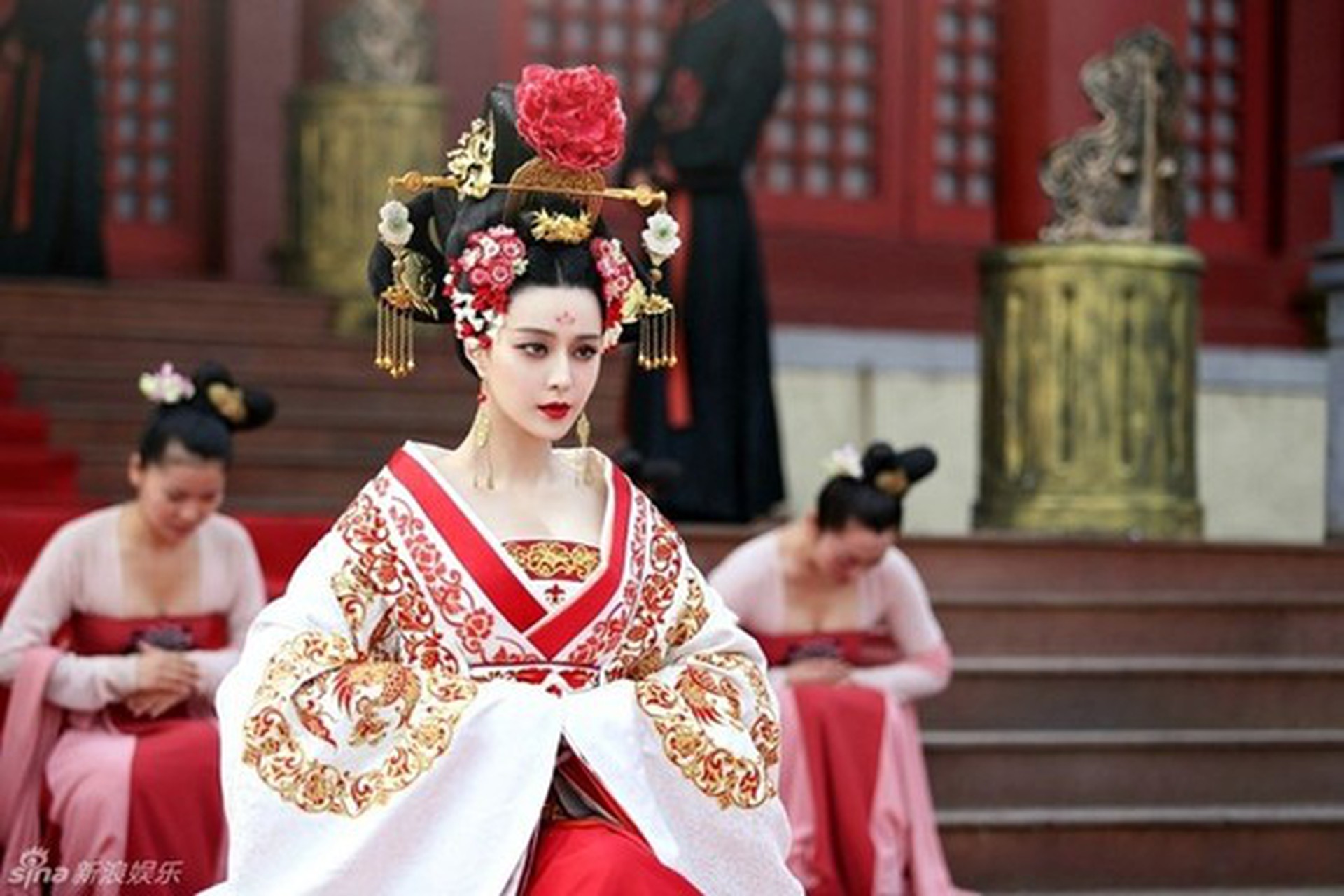 Phạm Băng Băng v&agrave; một số sao kh&aacute;c cũng quy&ecirc;n g&oacute;p 