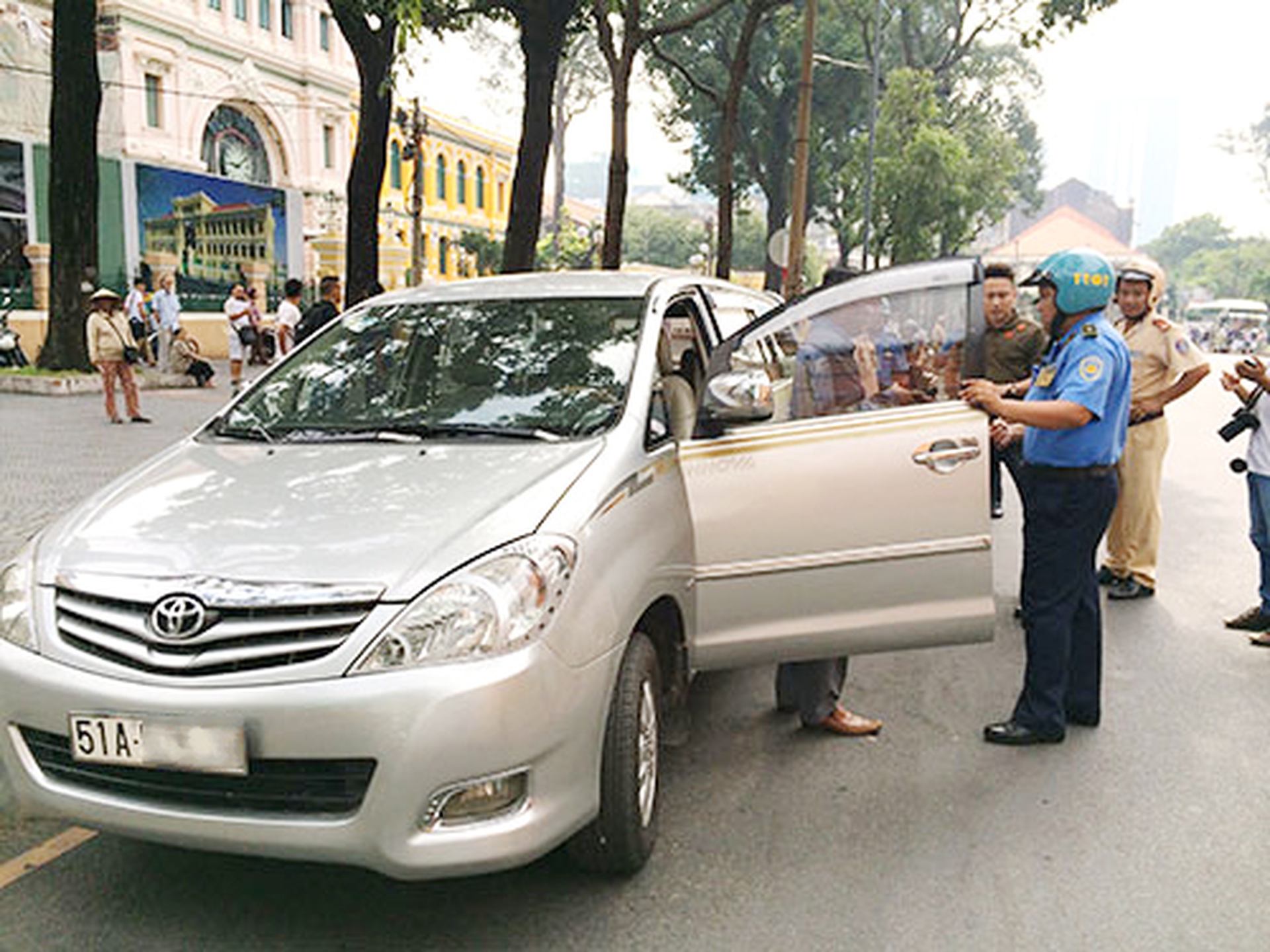 Thanh tra giao th&ocirc;ng TP HCM lập bi&ecirc;n bản xử phạt h&agrave;nh ch&iacute;nh 1 t&agrave;i xế xe Uber - Ảnh: Hải Phong
